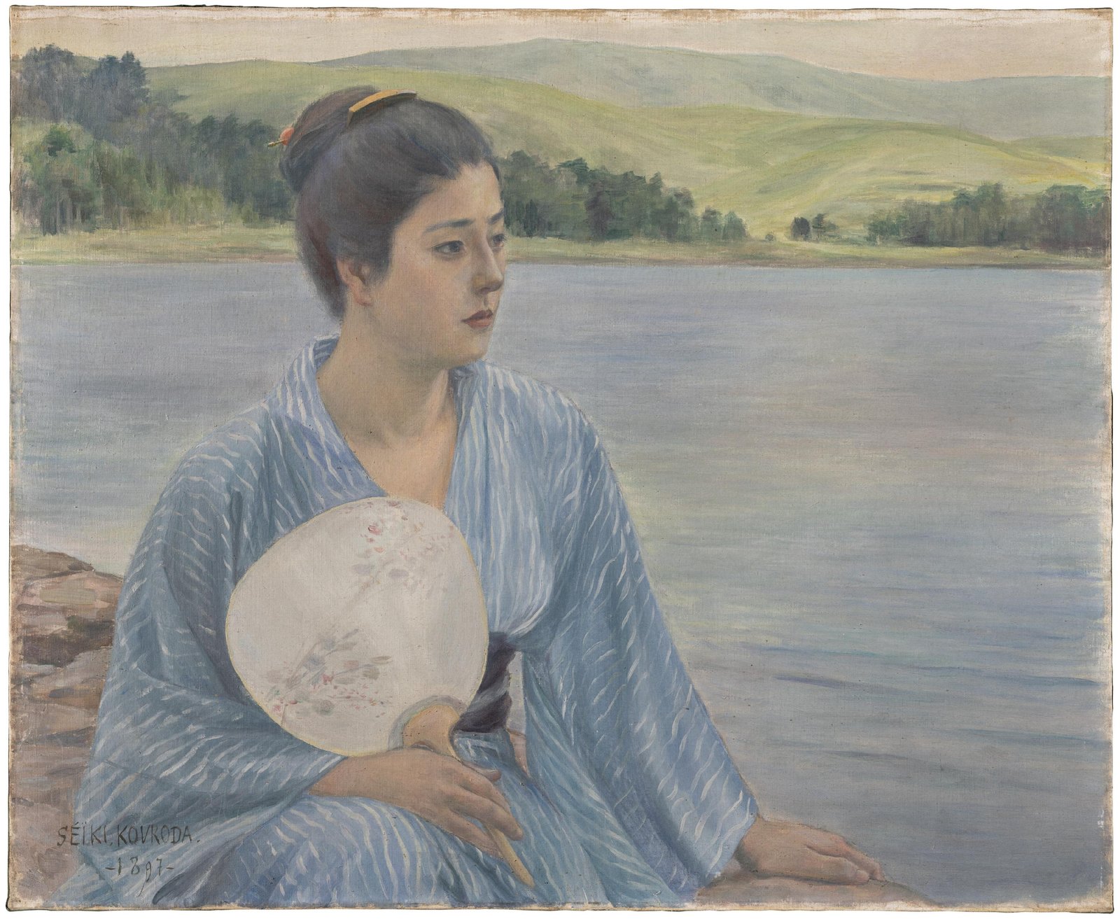 湖畔に座り、団扇を持つ女性を描いた黒田清輝の油彩画「湖畔」