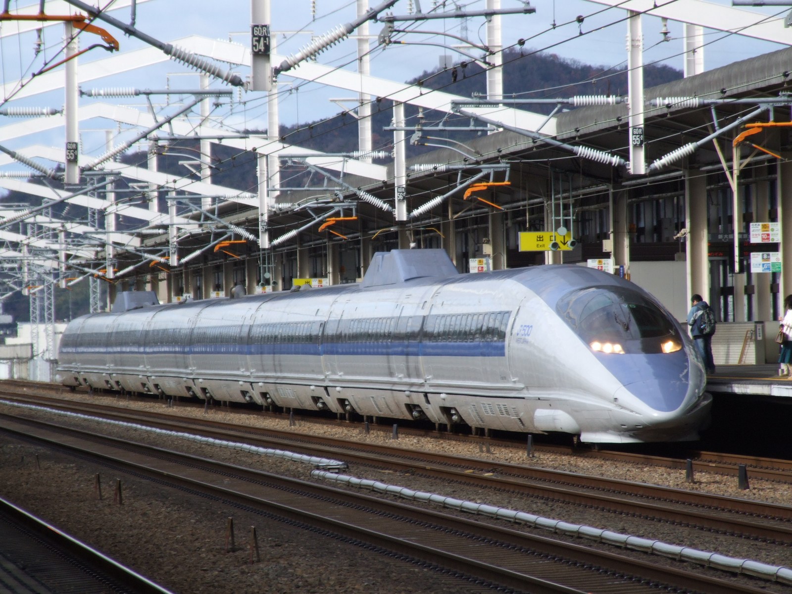 姫路駅に停車中の500系新幹線（こだま）。銀色の車体に青い帯、丸みを帯びた鼻先が長く伸びる