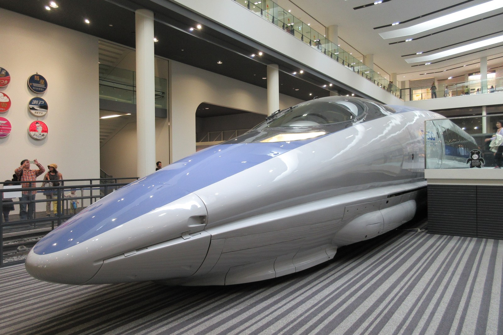 京都鉄道博物館本館に展示されている500系新幹線521形1号車の先頭部