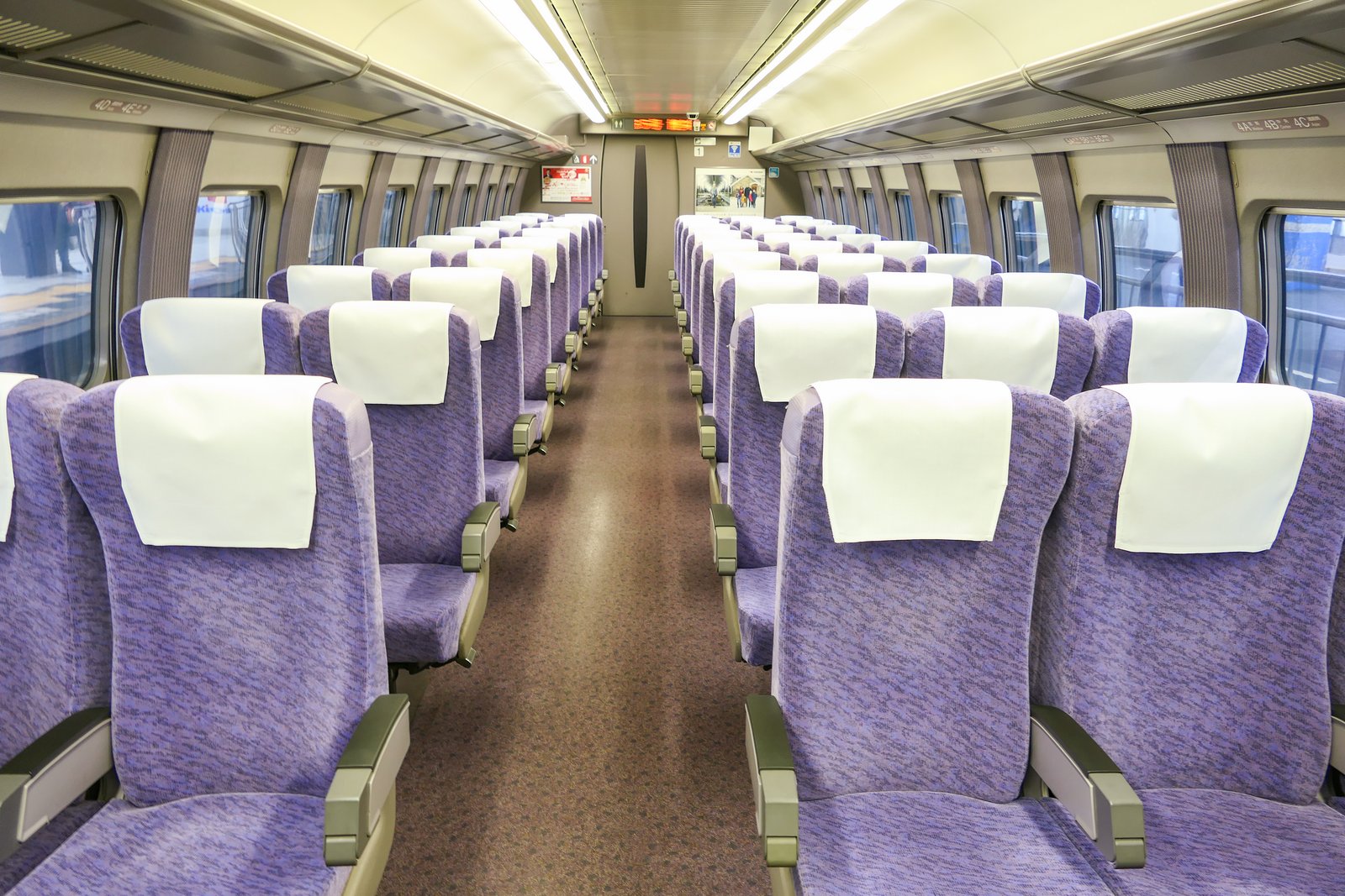 500系新幹線の普通車の車内。紫色の座席が通路の左に2列、右に3列並び、天井が丸く湾曲している