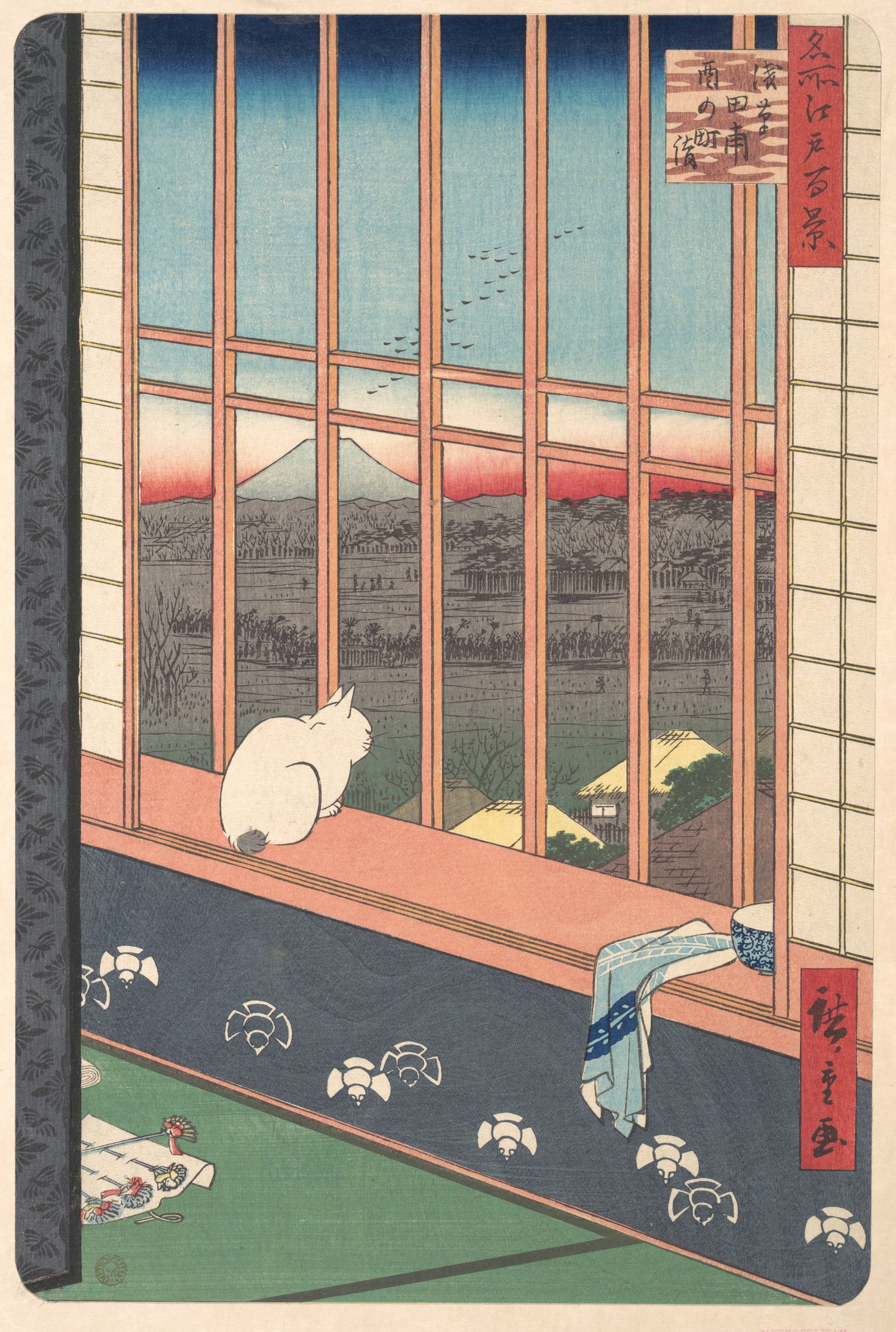 障子の窓辺に座る白い猫の向こうに、田んぼの中を行く人の列と富士山が描かれた木版画