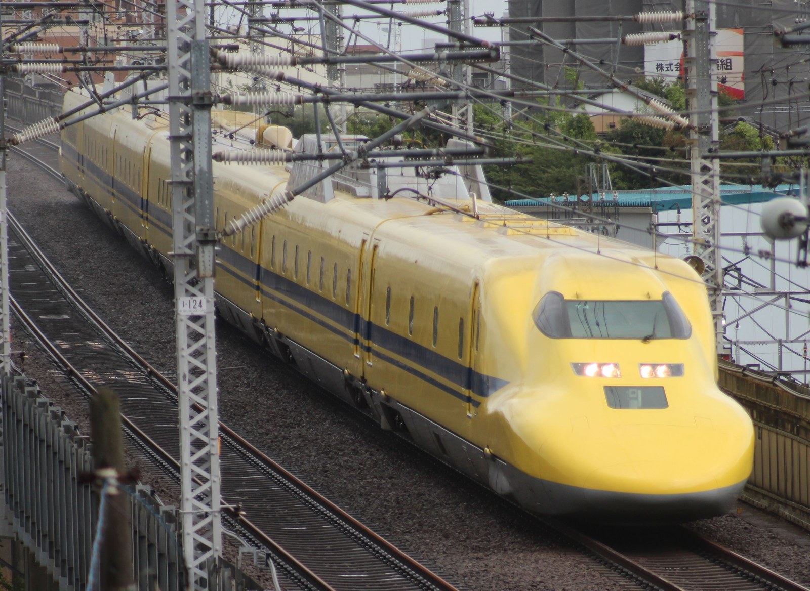 品川〜新横浜間を走る923形ドクターイエロー（T4編成）。黄色い車体に青い帯の7両編成