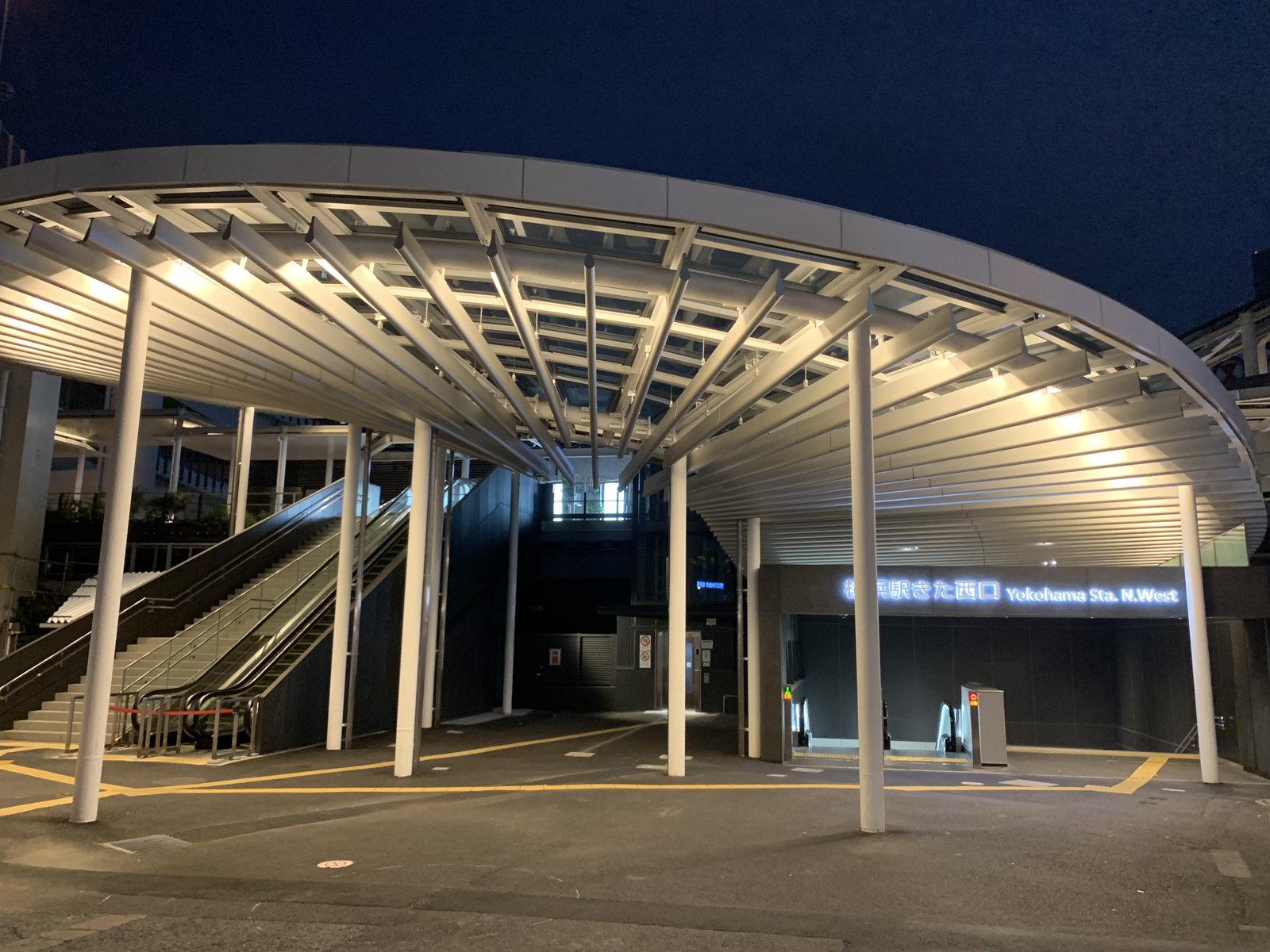横浜駅きた西口。大きな屋根の下に駅の出入口と階段・エスカレーターがある