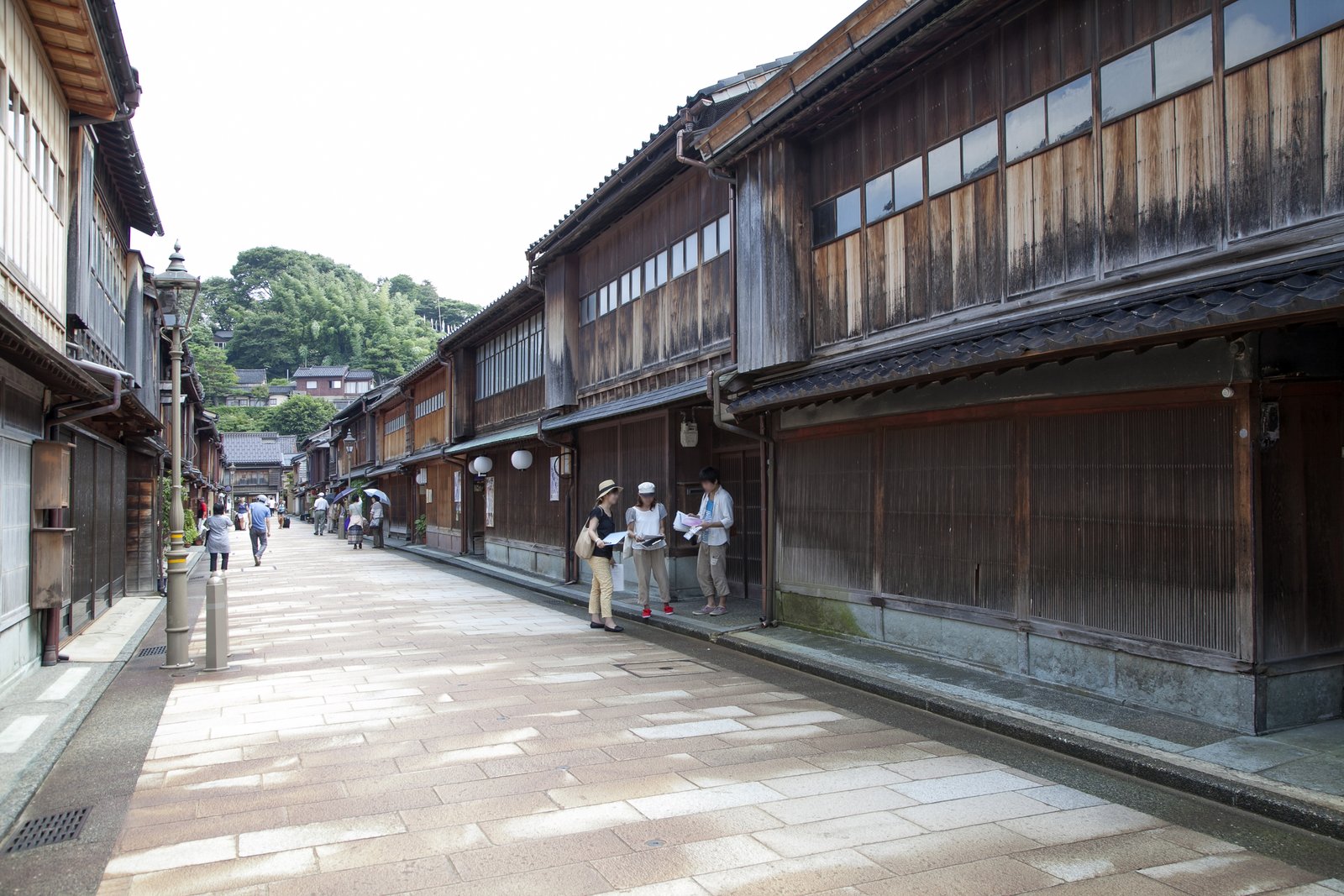 金沢のひがし茶屋街。石畳の通りの両側に、一階に細かい出格子、二階に窓を並べた木造の茶屋建築が連なる