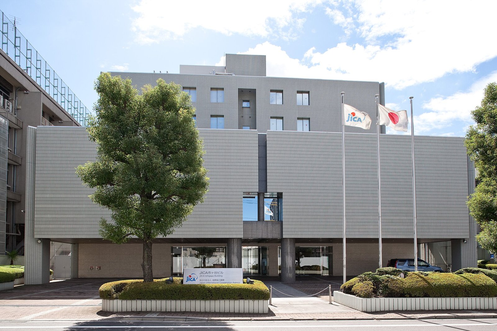 JICA市ヶ谷ビルの建物外観と正面玄関