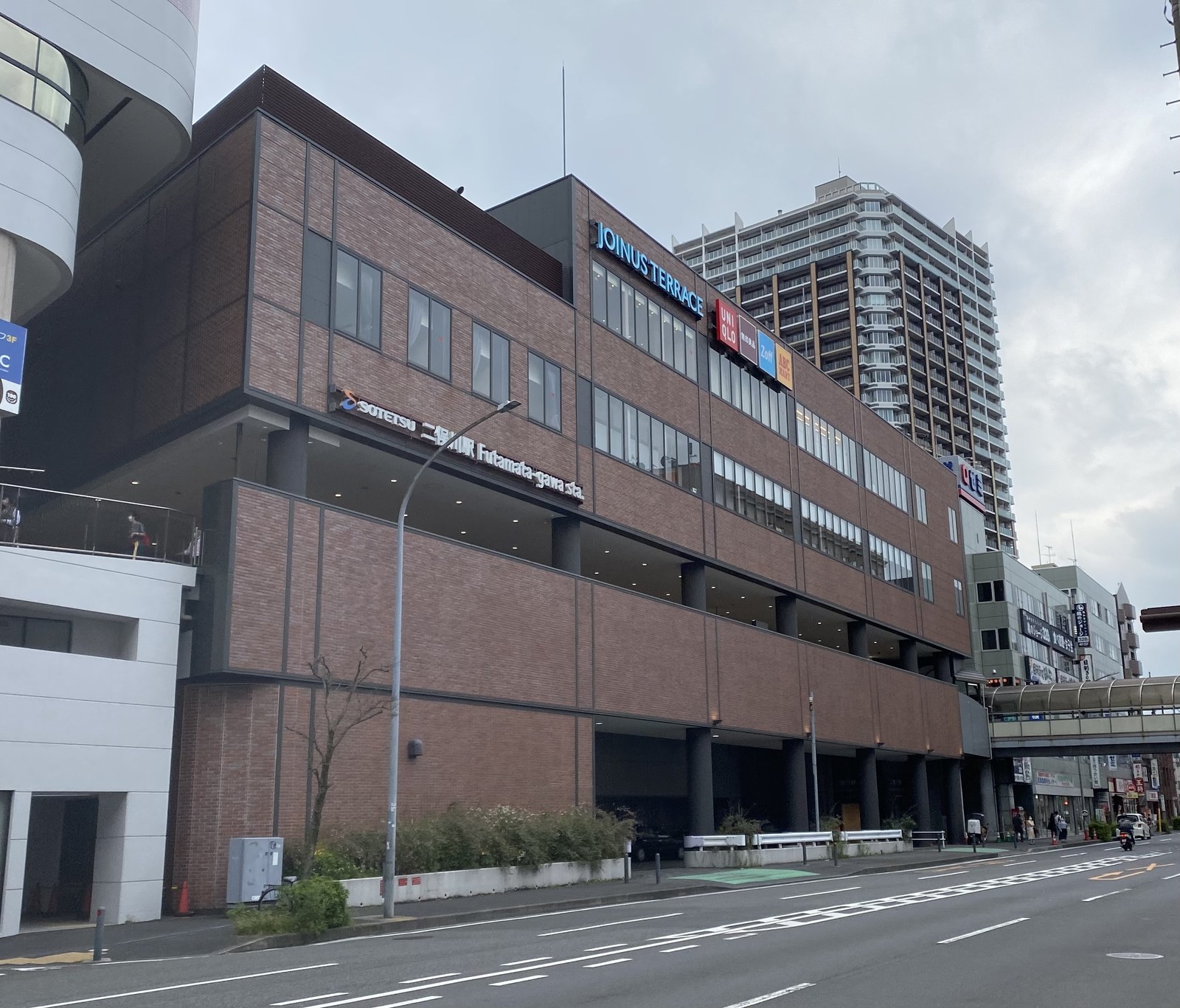 二俣川駅北口の駅ビル。「JOINUS TERRACE」の看板と「二俣川駅 Futamatagawa Station」の駅名板が見える