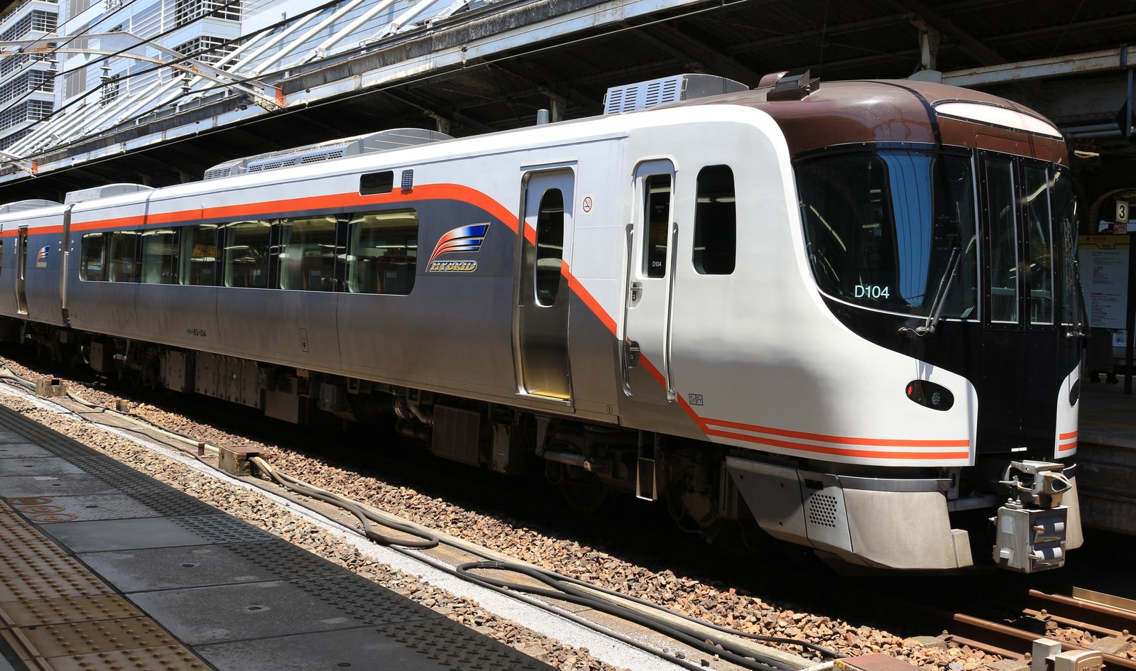 名古屋駅に停車する特急ひだのHC85系。白い車体にオレンジと赤の帯、先頭部に大きな窓