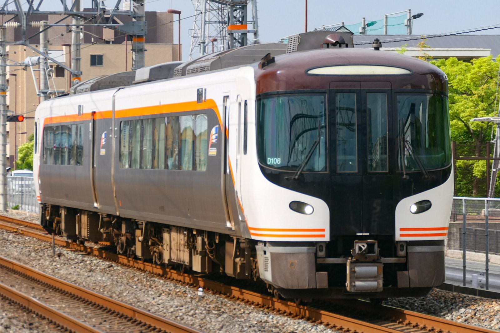 東海道本線を走る大阪発のひだ25号。白い車体にオレンジの帯のHC85系で、先頭の窓の下に編成番号D106の表示がある