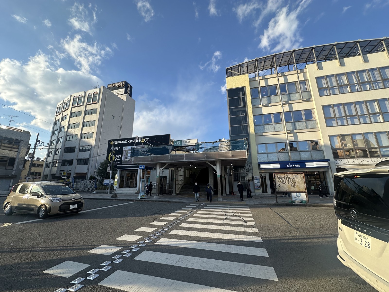 JR平塚駅の駅舎の入口と、手前の横断歩道。右に「LUSCA南館」の看板のある商業ビル