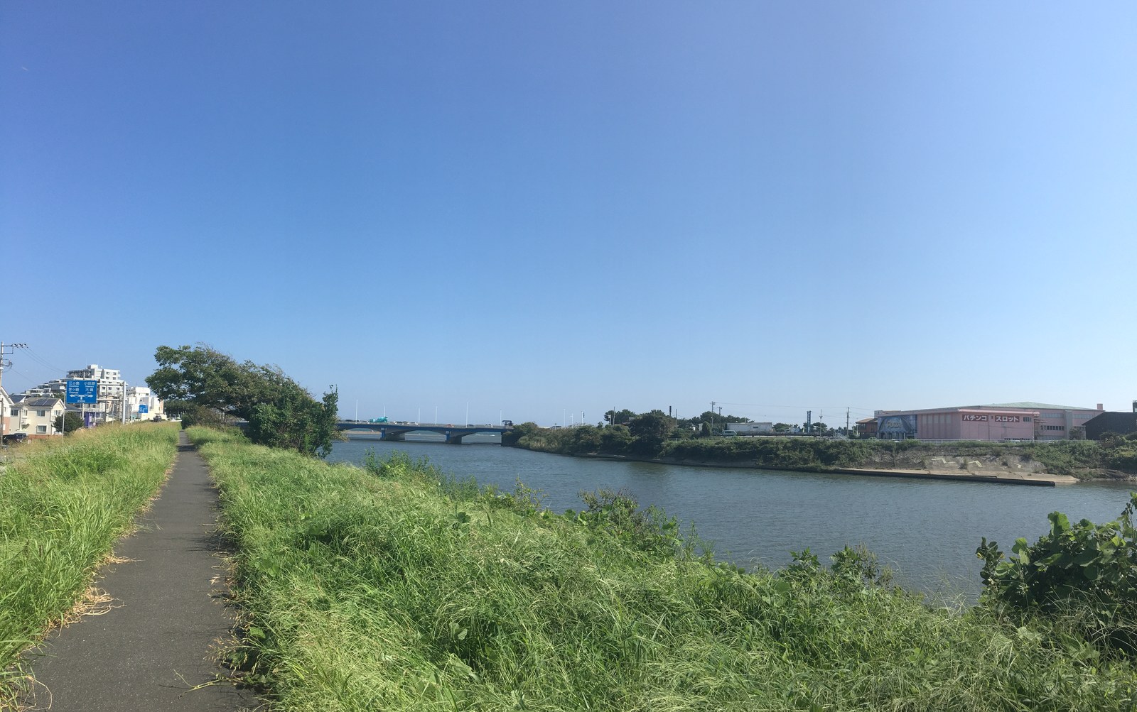 花水川と、川に架かる花水川橋