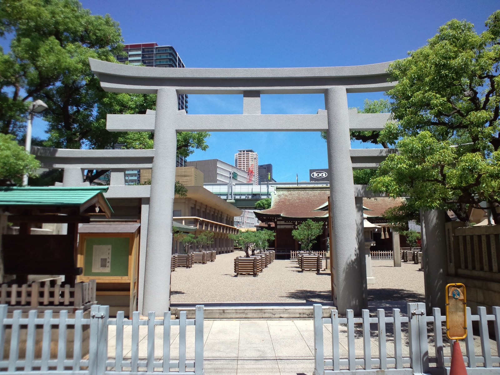 今宮戎神社の石の鳥居。鳥居の奥に砂利の境内と社殿が見える