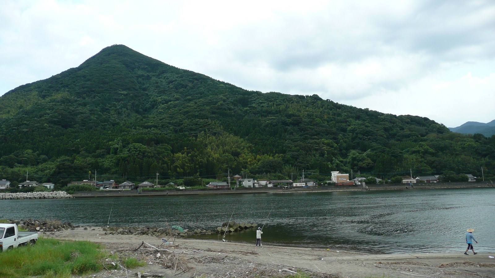 鹿児島県肝付町波見地区の肝属川河口近くに立つ権現山。東串良町柏原から望む緑の山並みの写真