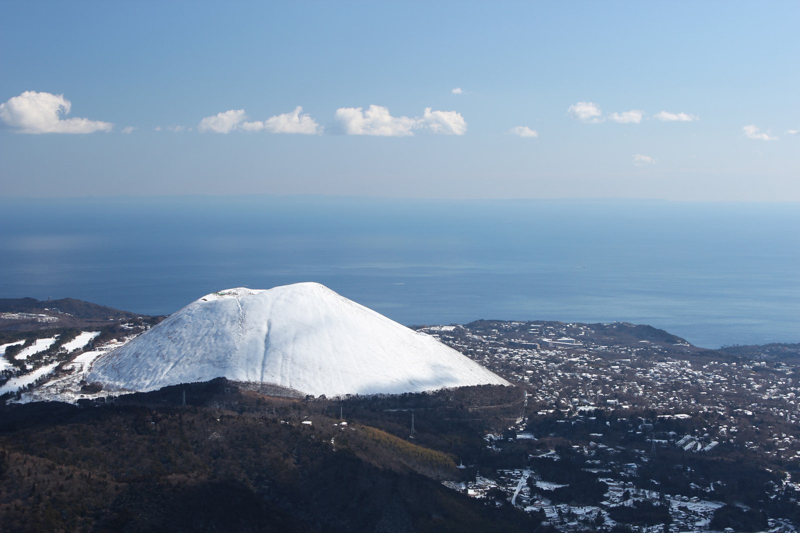 西から見た大室山。草に覆われたお椀の形の山