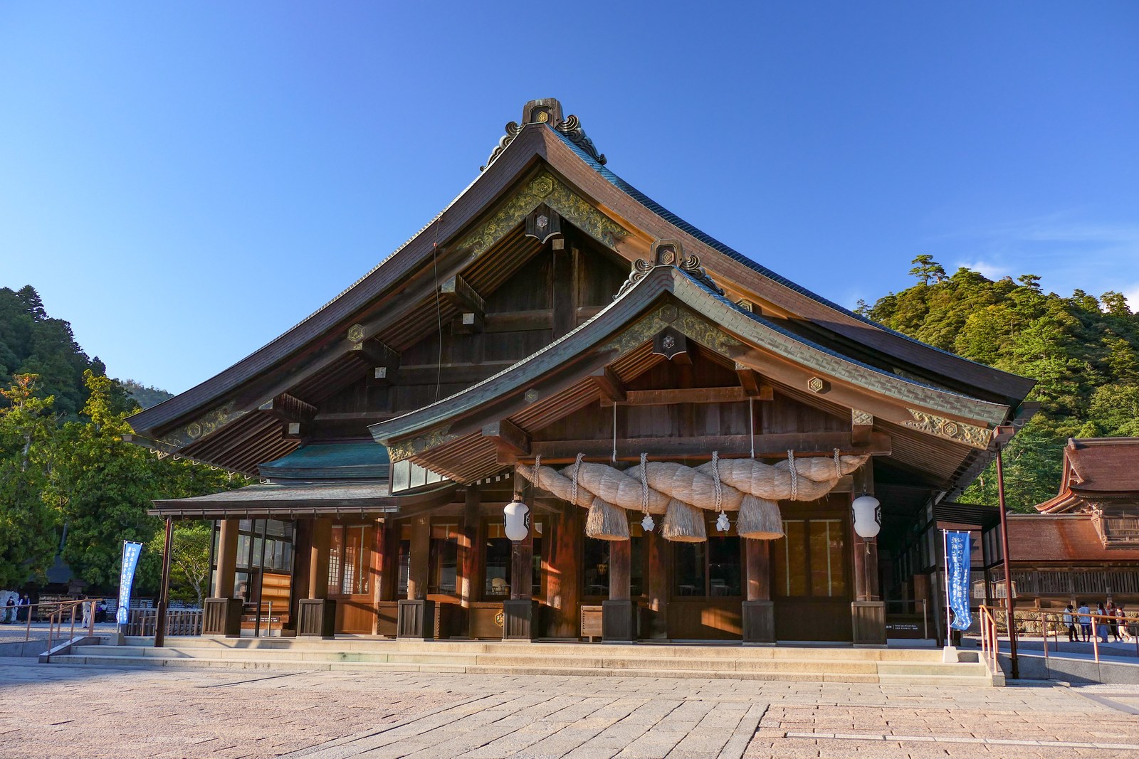 出雲大社の拝殿。大きなしめ縄が掛かる入母屋造の社殿を正面から見る