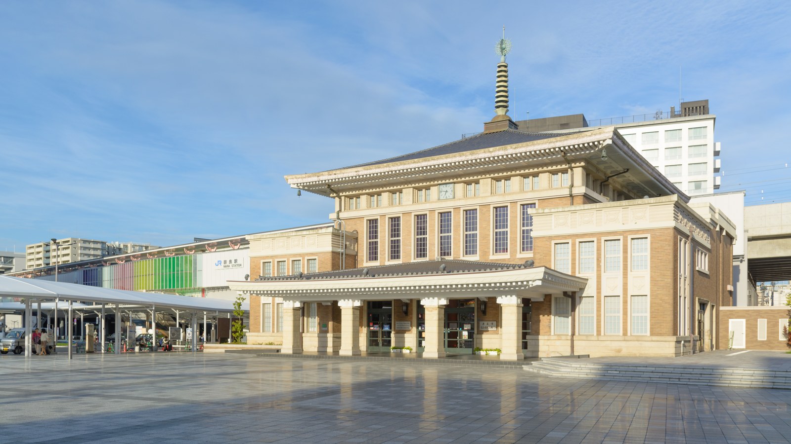 JR 奈良駅の駅前広場。寺院風の屋根と相輪を載せた建物が広場に面して建っている
