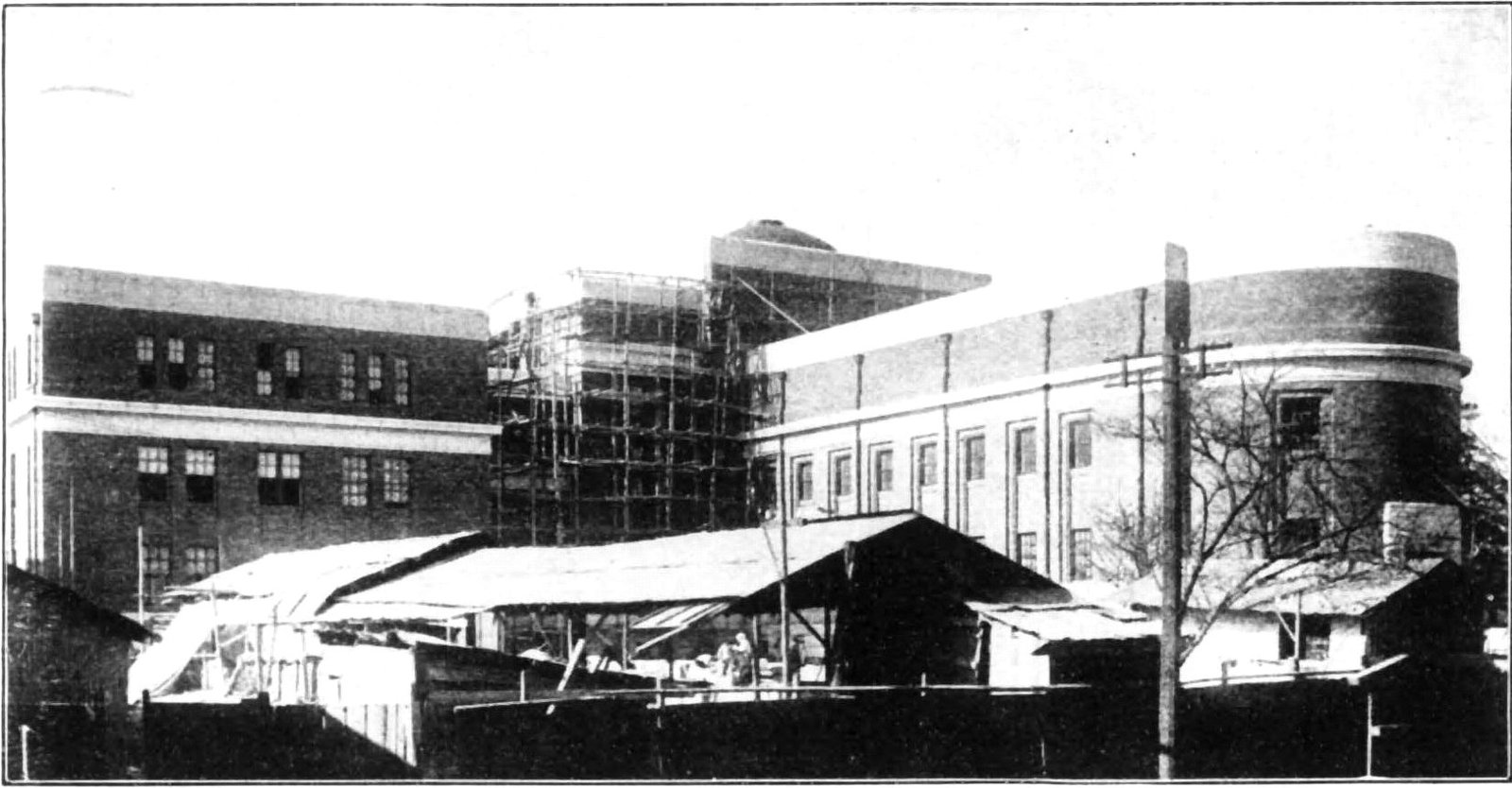 足場に覆われ建設中の東京科学博物館本館(現在の国立科学博物館 日本館)のモノクロ写真
