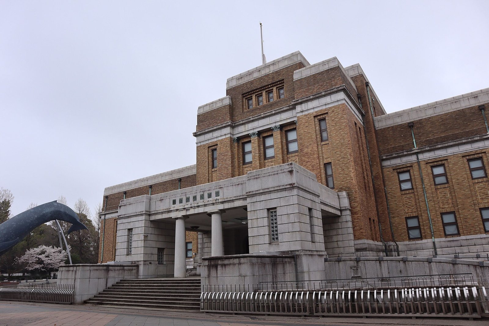 石造りの車寄せと2本の円柱を持つ国立科学博物館 日本館の正面玄関。左手前にクジラの像