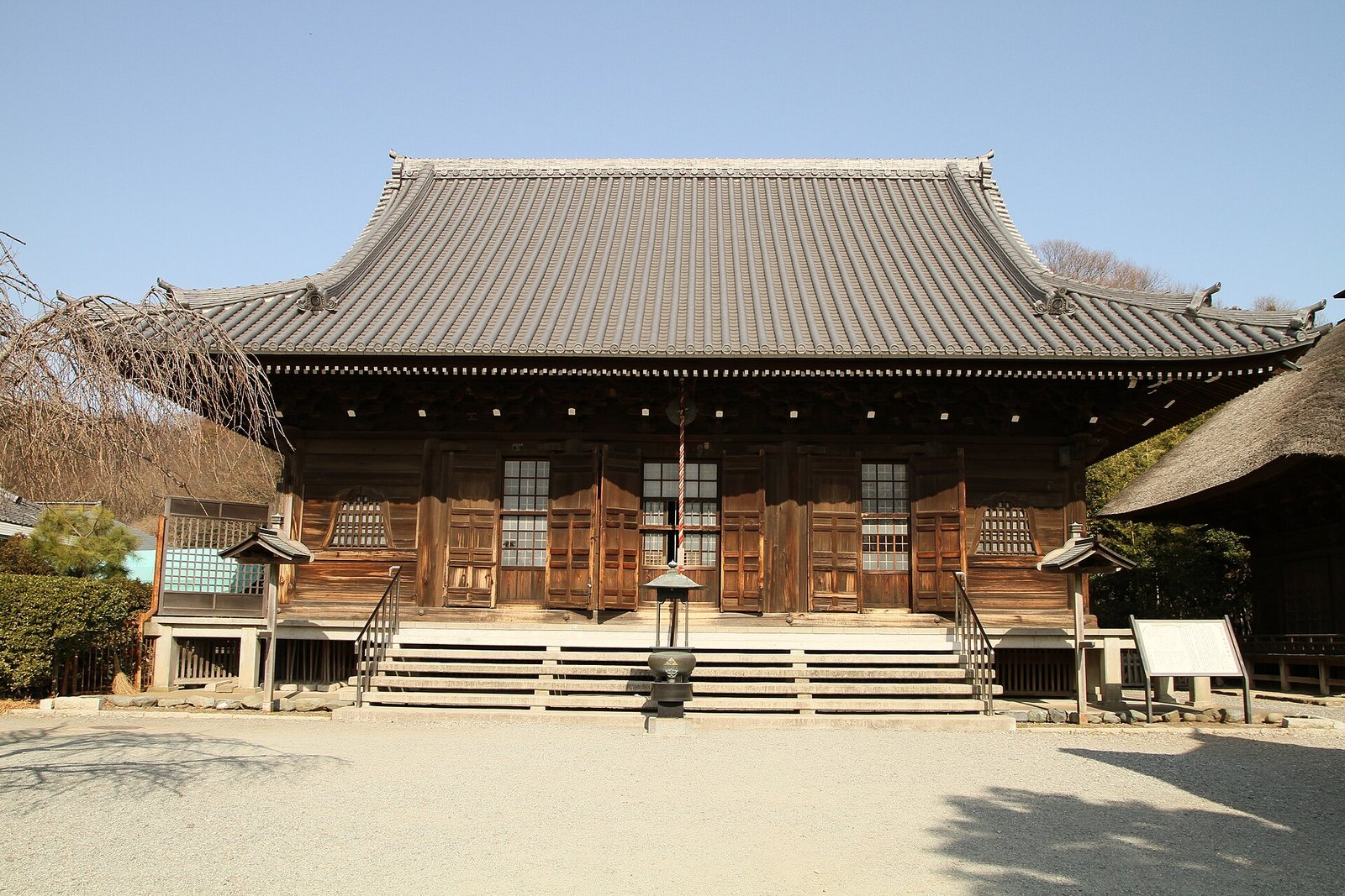 称名寺の金堂。入母屋造の本瓦葺きで、正面に3つの扉が並ぶ