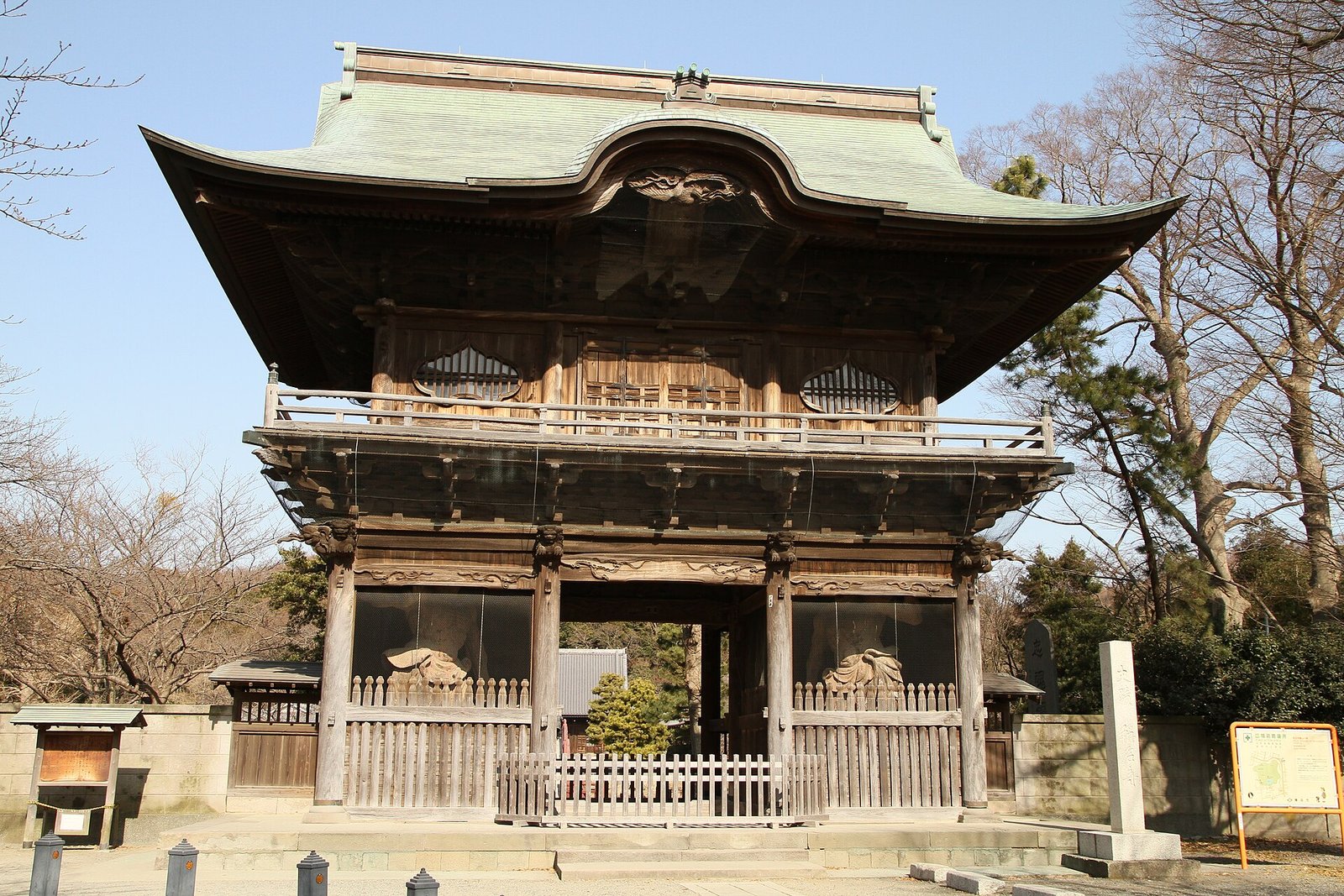称名寺の仁王門。二層の楼門で、銅板葺きの屋根が反り返っている