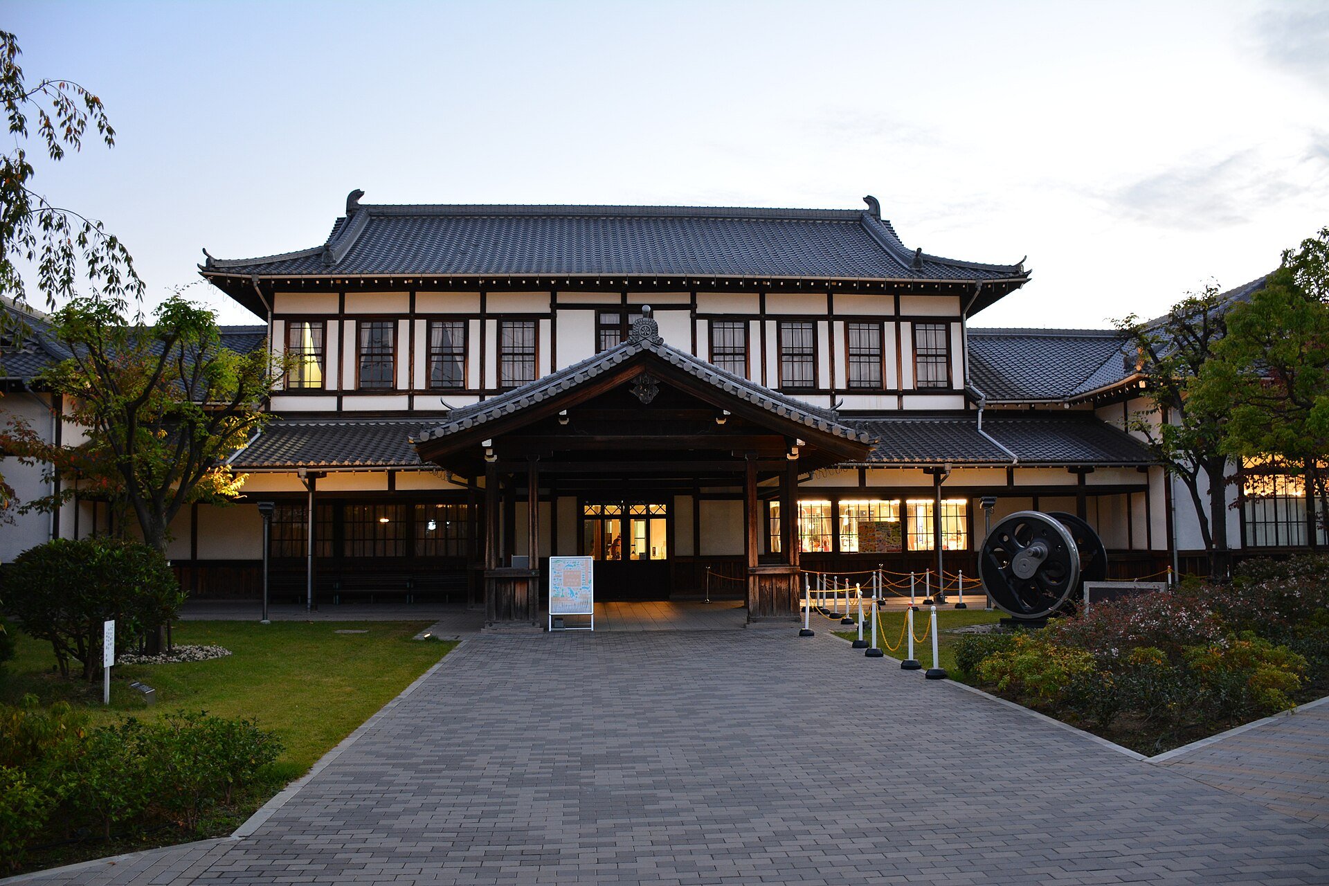 夕方の旧二条駅舎の正面