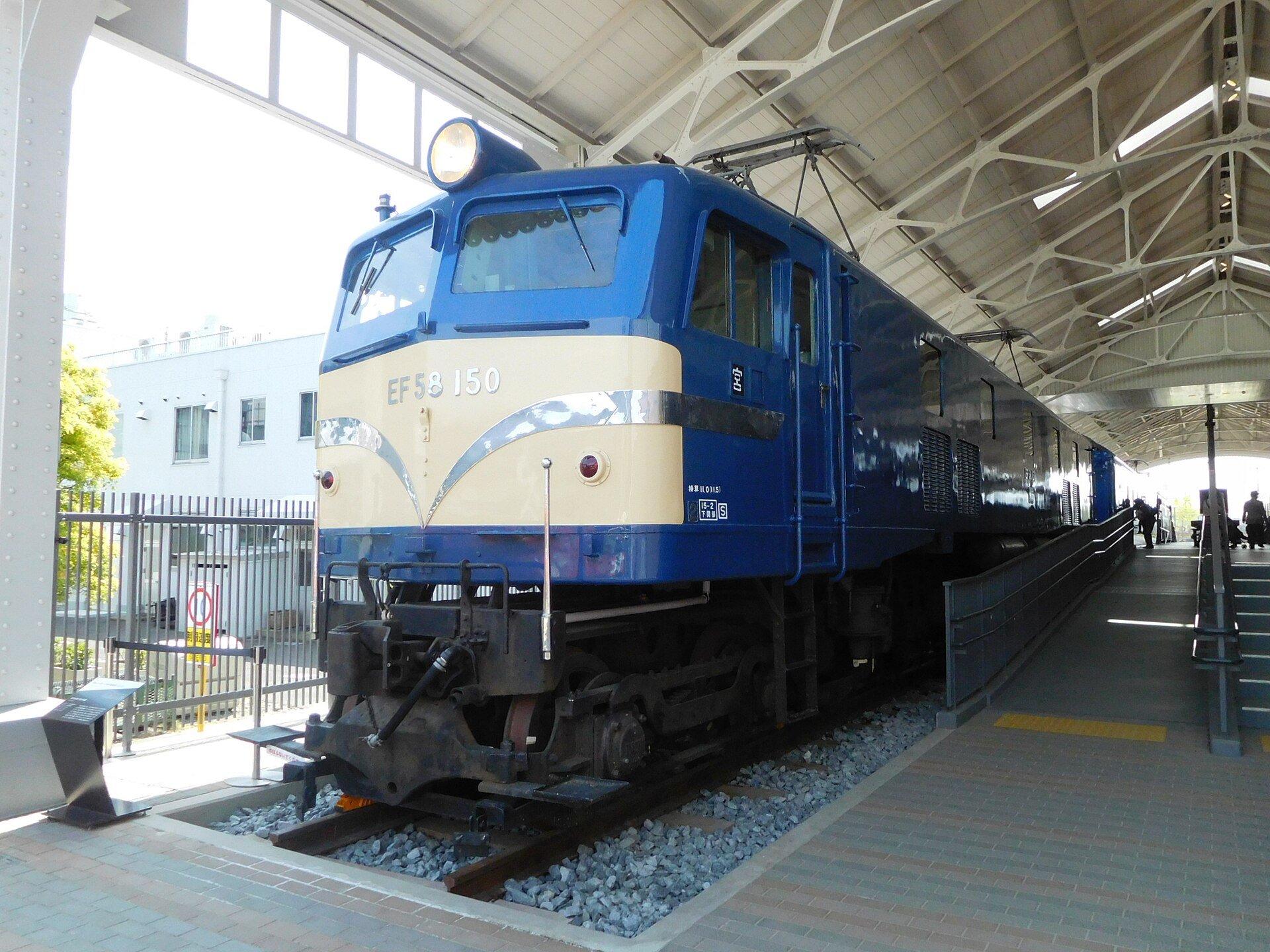 トワイライトプラザに展示されているEF58形150号機と客車