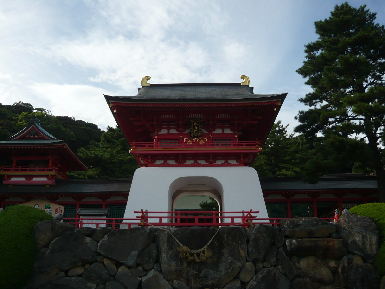 赤間神宮（下関市）の水天門。龍宮造りの朱塗りの神門で、左右に翼廊が伸び、正面に唐破風の屋根が重なる