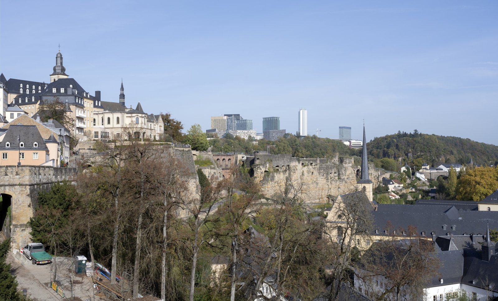 谷あいの旧市街グルント地区と、その奥のキルヒベルク地区の高層ビル