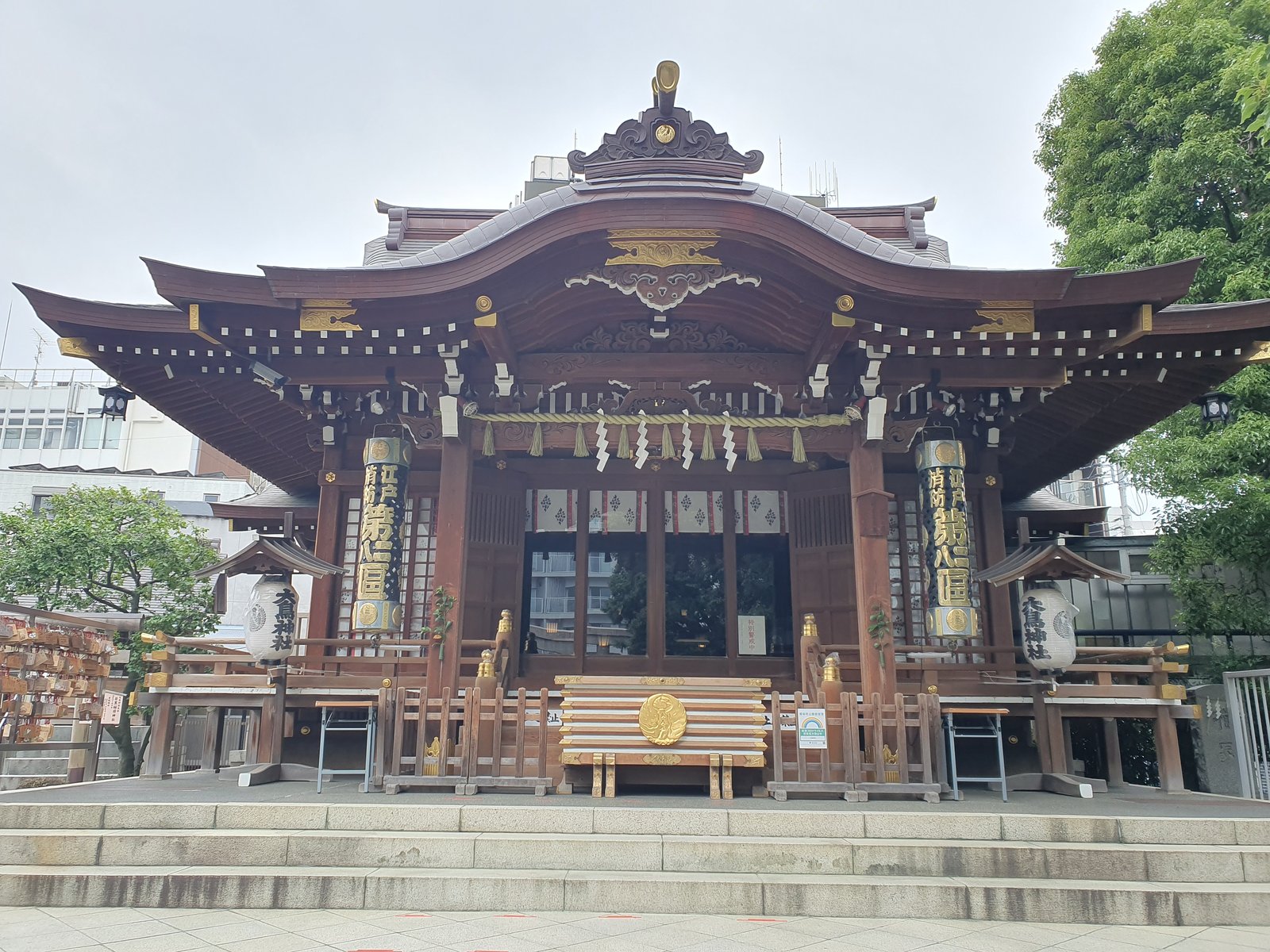 目黒の大鳥神社の拝殿。正面に注連縄と紙垂が下がり、左右の柱に「江戸消防」の金文字の入った黒い提灯、両脇に大鳥神社と書かれた白い提灯が掛かっている
