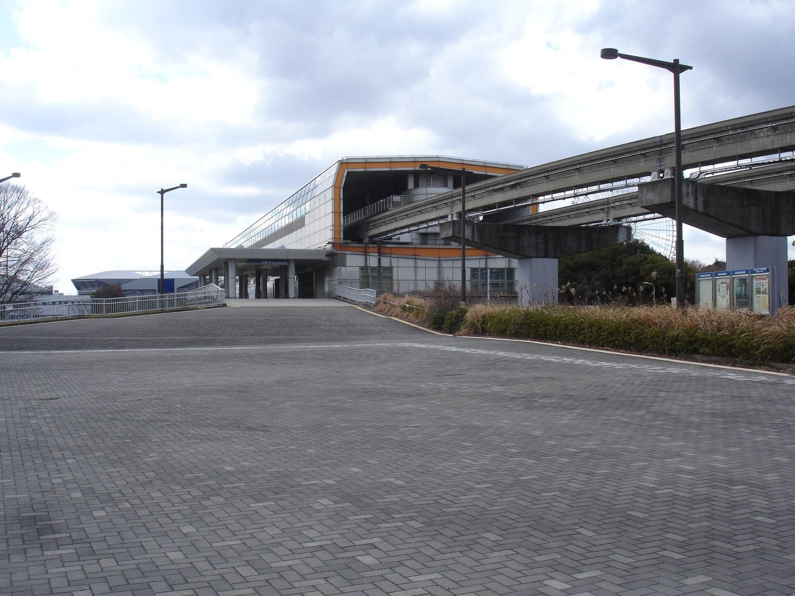 大阪モノレール万博記念公園駅の駅舎とモノレールの高架