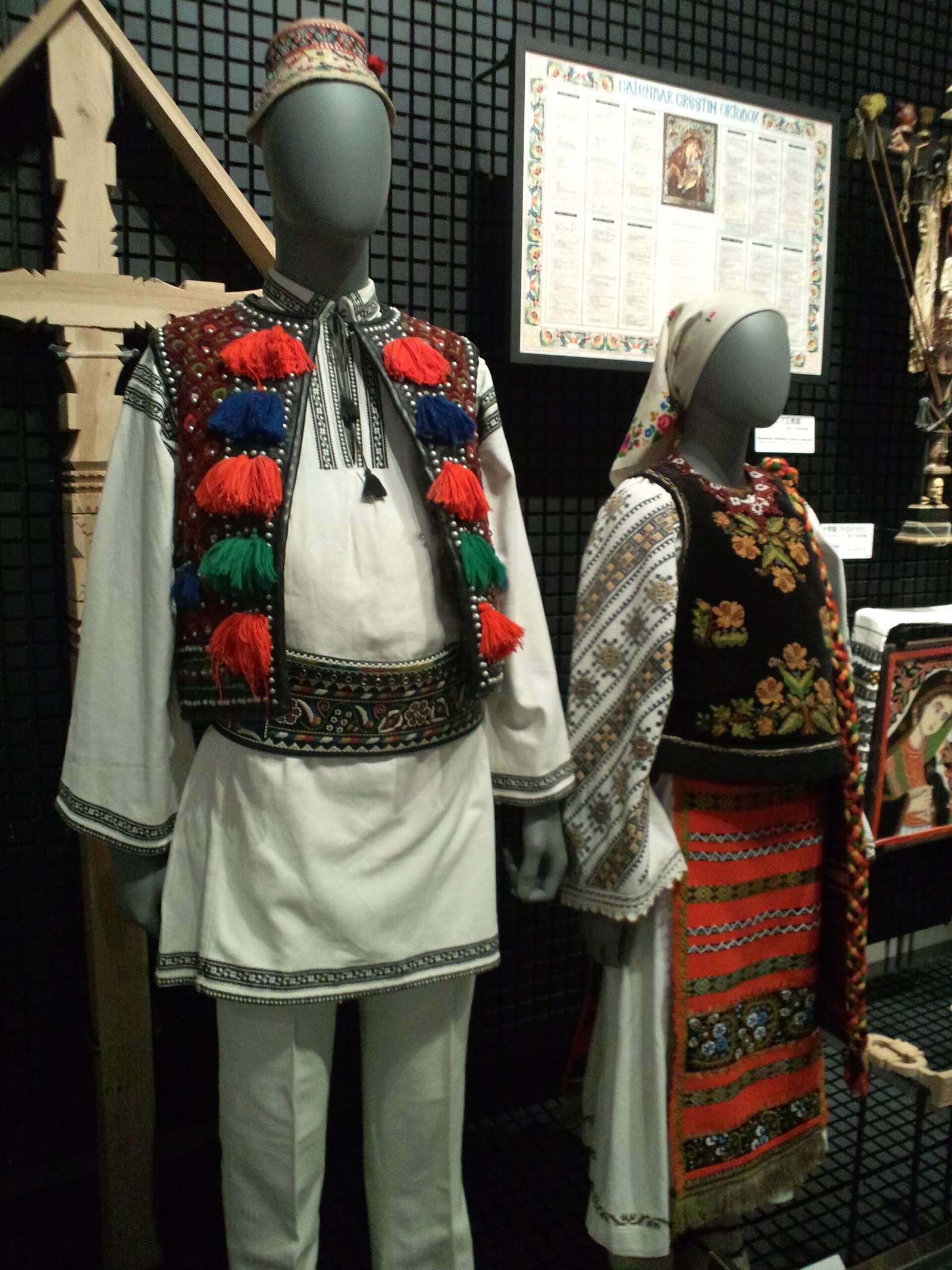 刺繍とタッセルで飾ったルーマニアの民族衣装