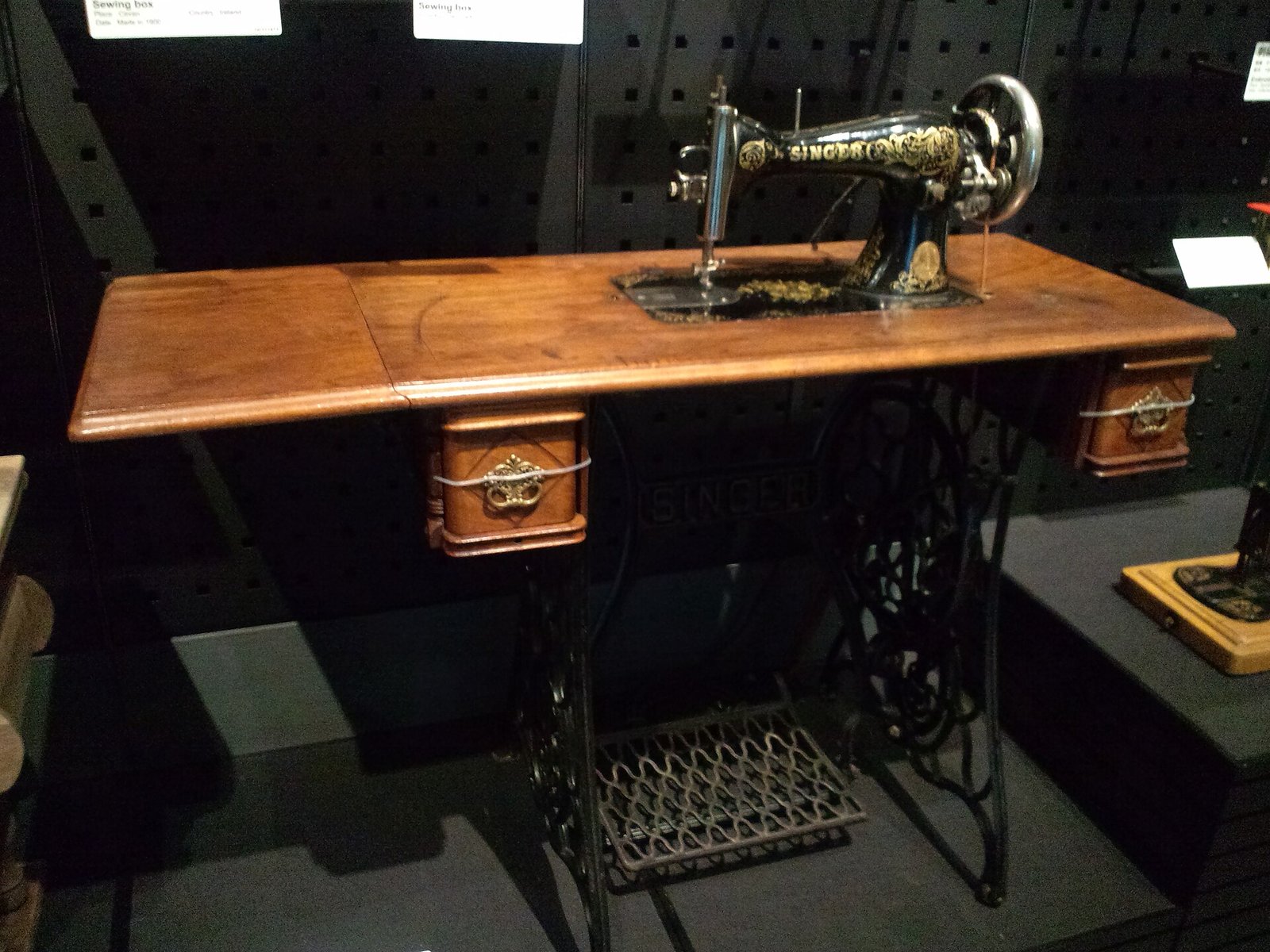1900年ごろドイツ製の足踏み式シンガーミシン
