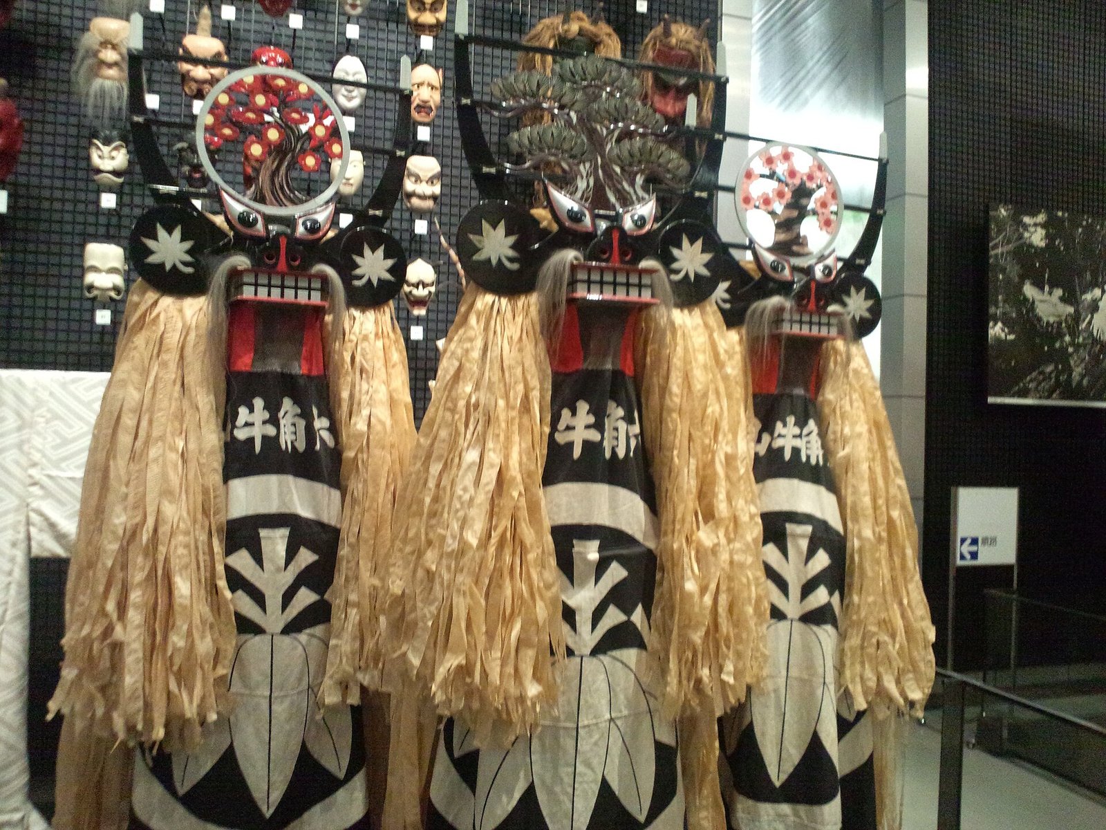 国立民族学博物館の日本展示にある岩手県遠野市の鹿踊りの面装束