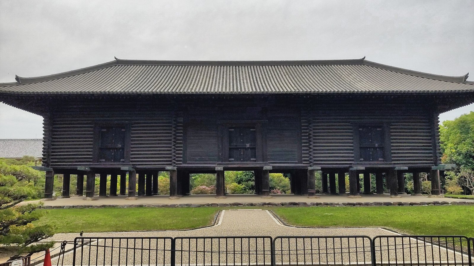 校倉造で高床の正倉院正倉。宝物を収めてきた東大寺の宝物庫