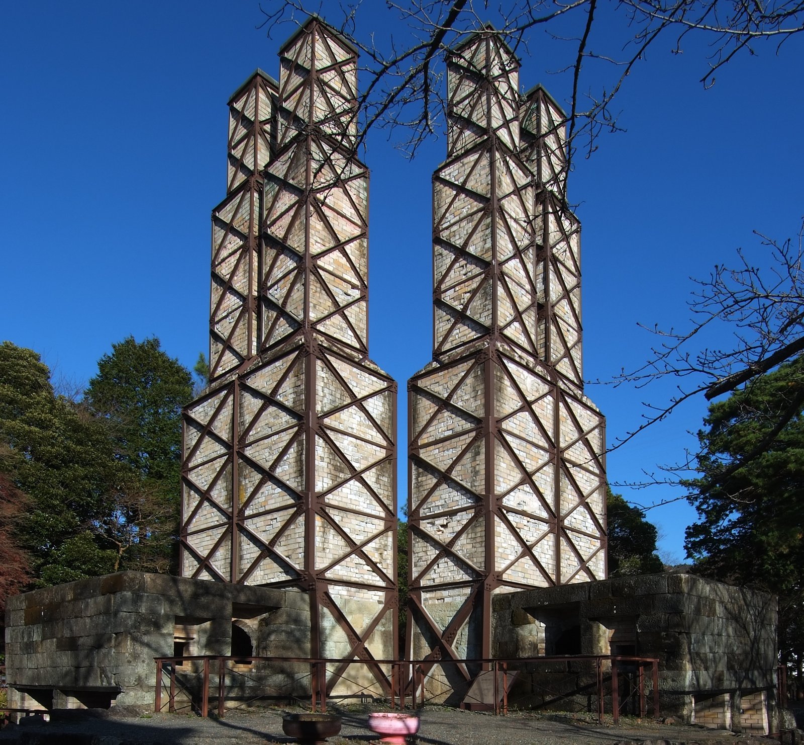 韮山反射炉。格子状の鉄骨で補強された 2 基の炉と高い煙突