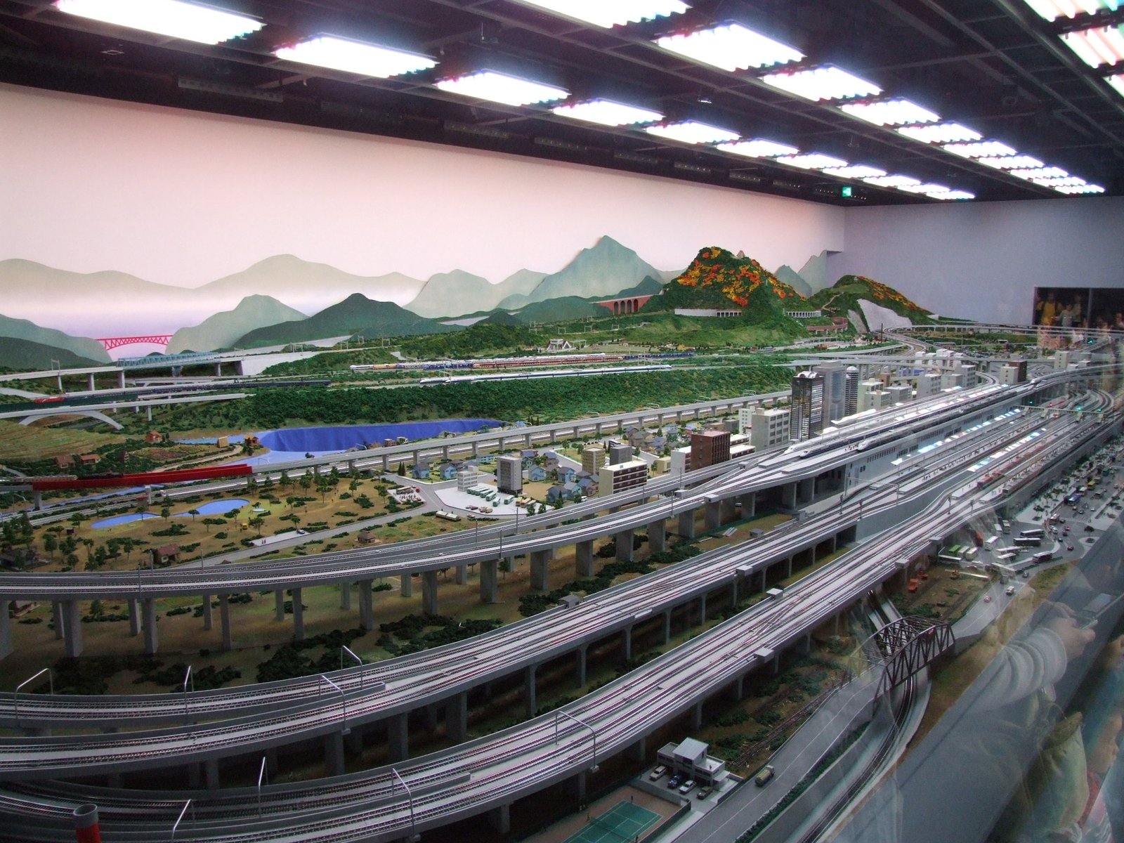 鉄道博物館の大型HOゲージジオラマ。市街地や山、高架橋を再現した情景の中を列車の模型が走る