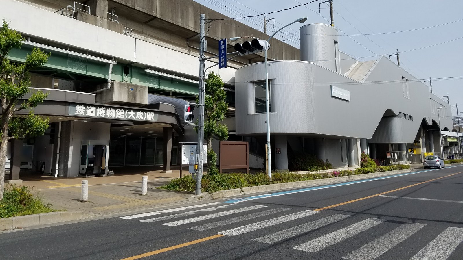 埼玉新都市交通ニューシャトル「鉄道博物館(大成)駅」の入口。案内板に旧駅名の「大成」が大きく書かれている