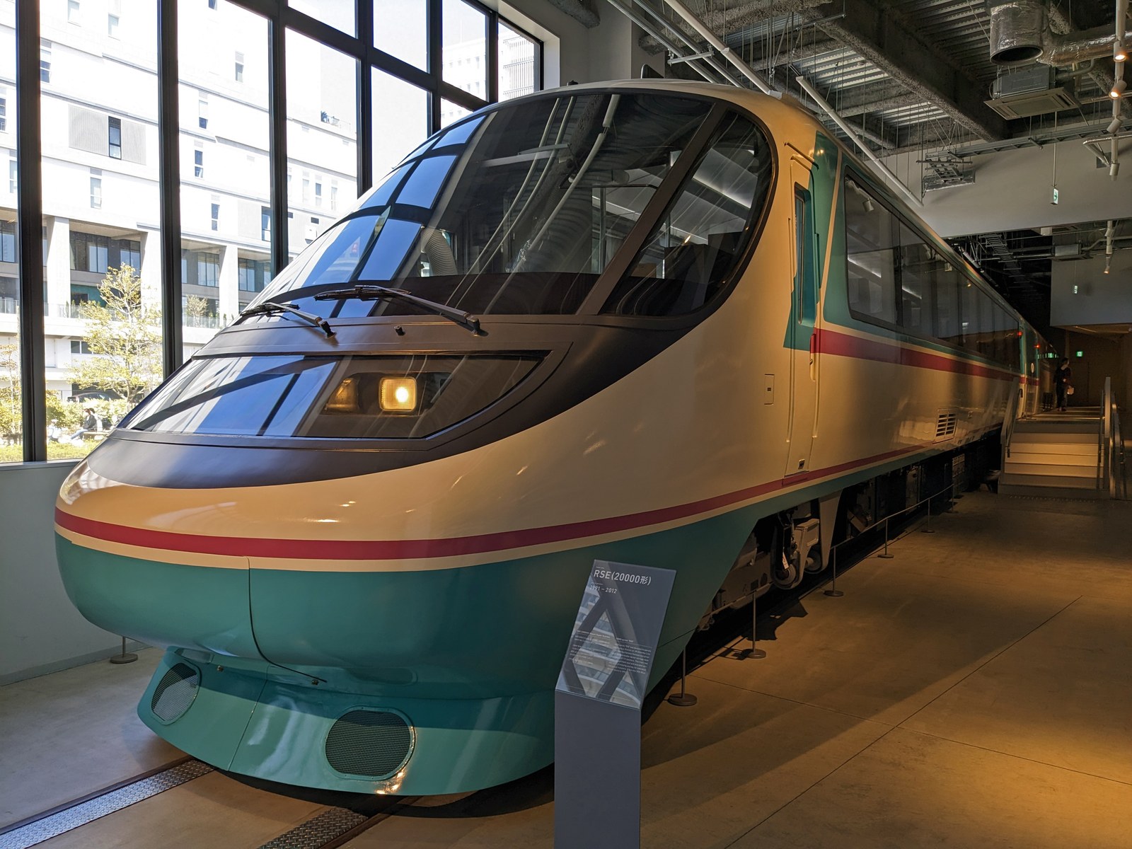 ロマンスカーギャラリーに展示されているRSE(20000形)。白と緑の車体に赤い帯の入った流線形の先頭車