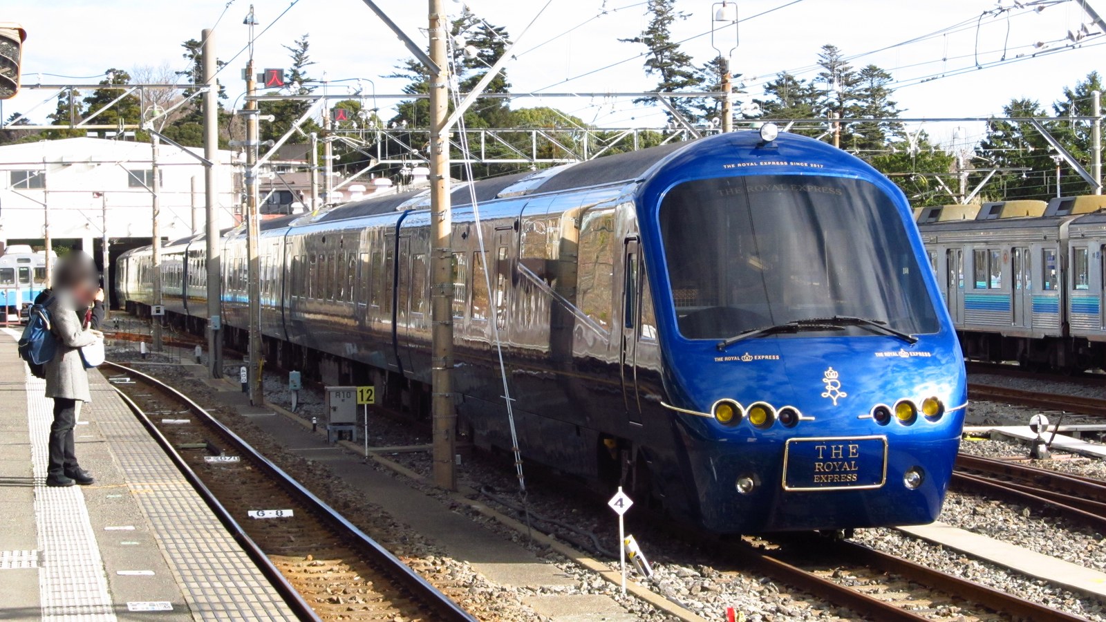 伊豆高原駅に停車するTHE ROYAL EXPRESS。ロイヤルブルーの車体に金色の帯が入った8両編成