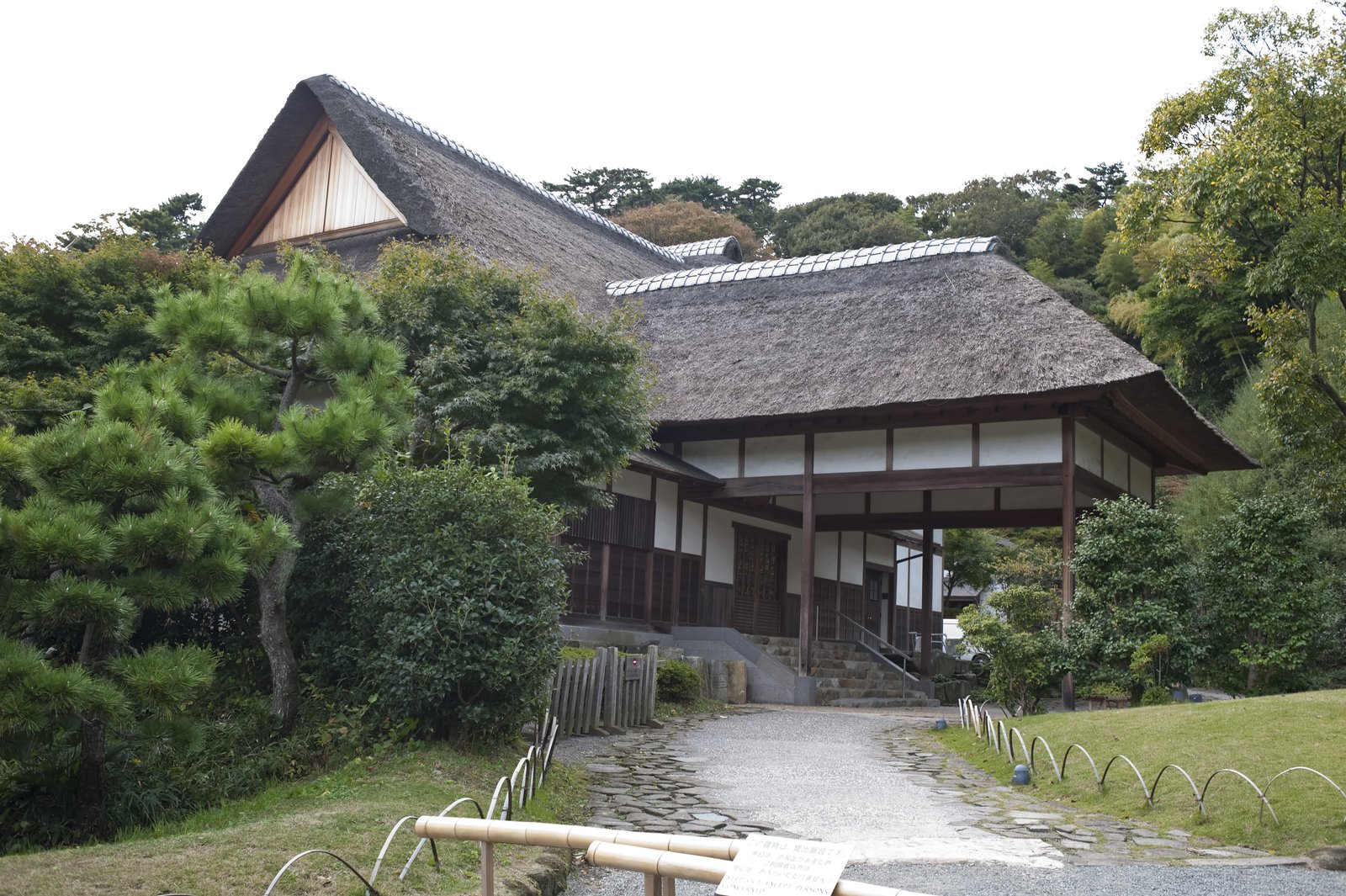 茅葺屋根の大きな建物、鶴翔閣の正面