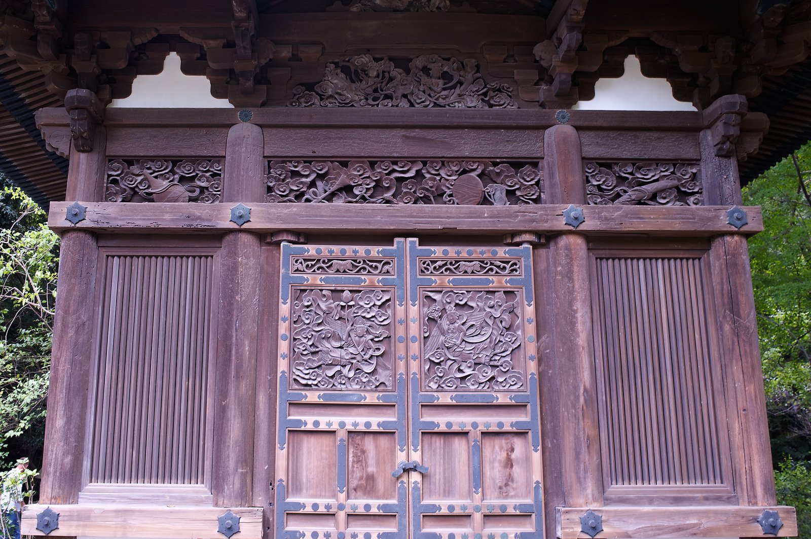 彫刻を施した扉が並ぶ、旧天瑞寺寿塔覆堂の正面