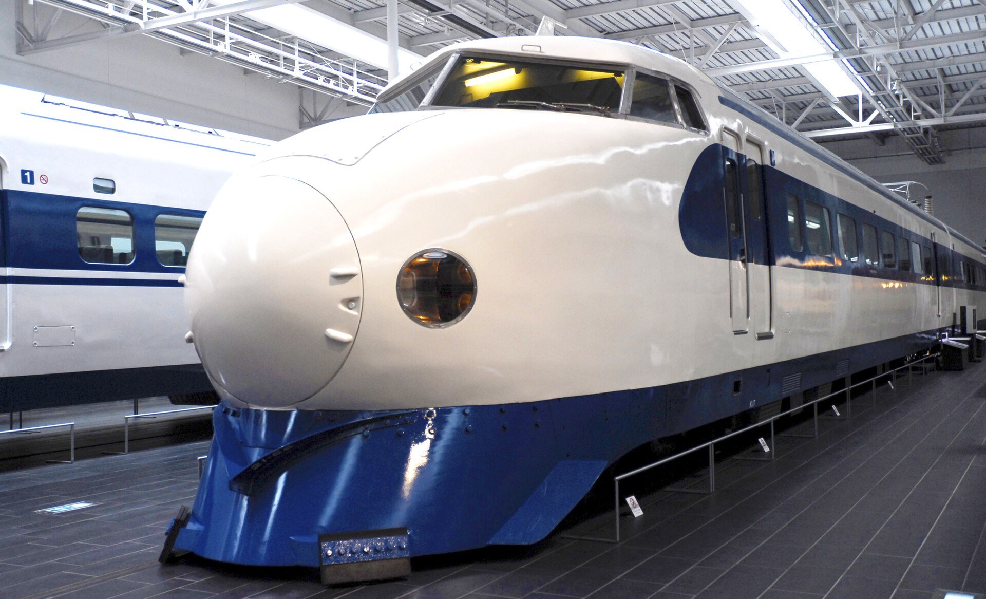 展示されている0系21形式新幹線電車の丸みを帯びた先頭部