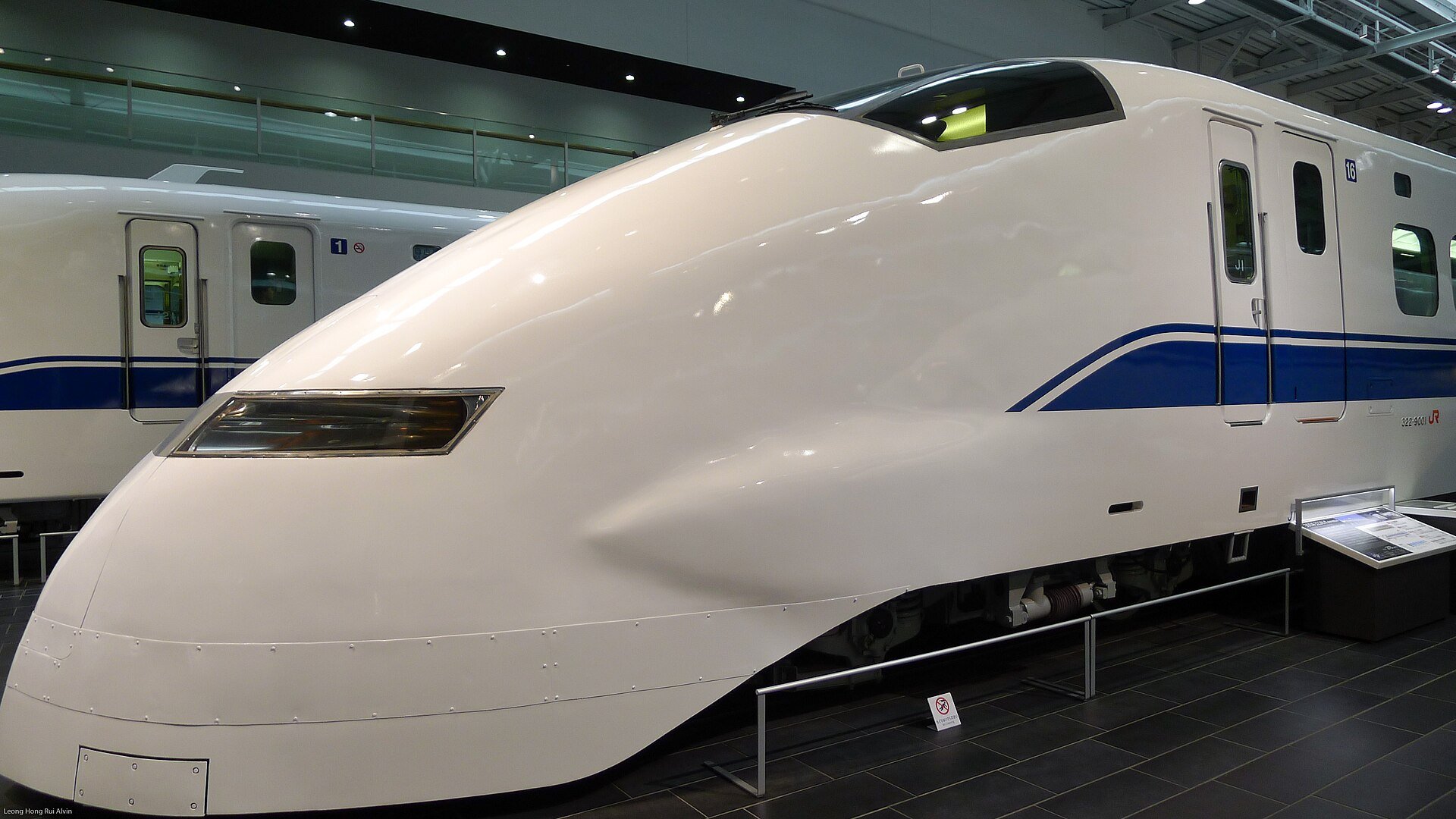 展示されている300系322形式新幹線電車の先頭部