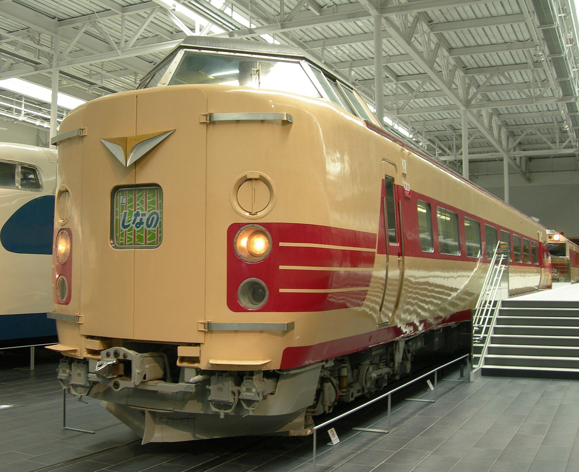 展示されているクハ381形式の先頭部。「しなの」の種別板を付けたクリーム色と赤の車体