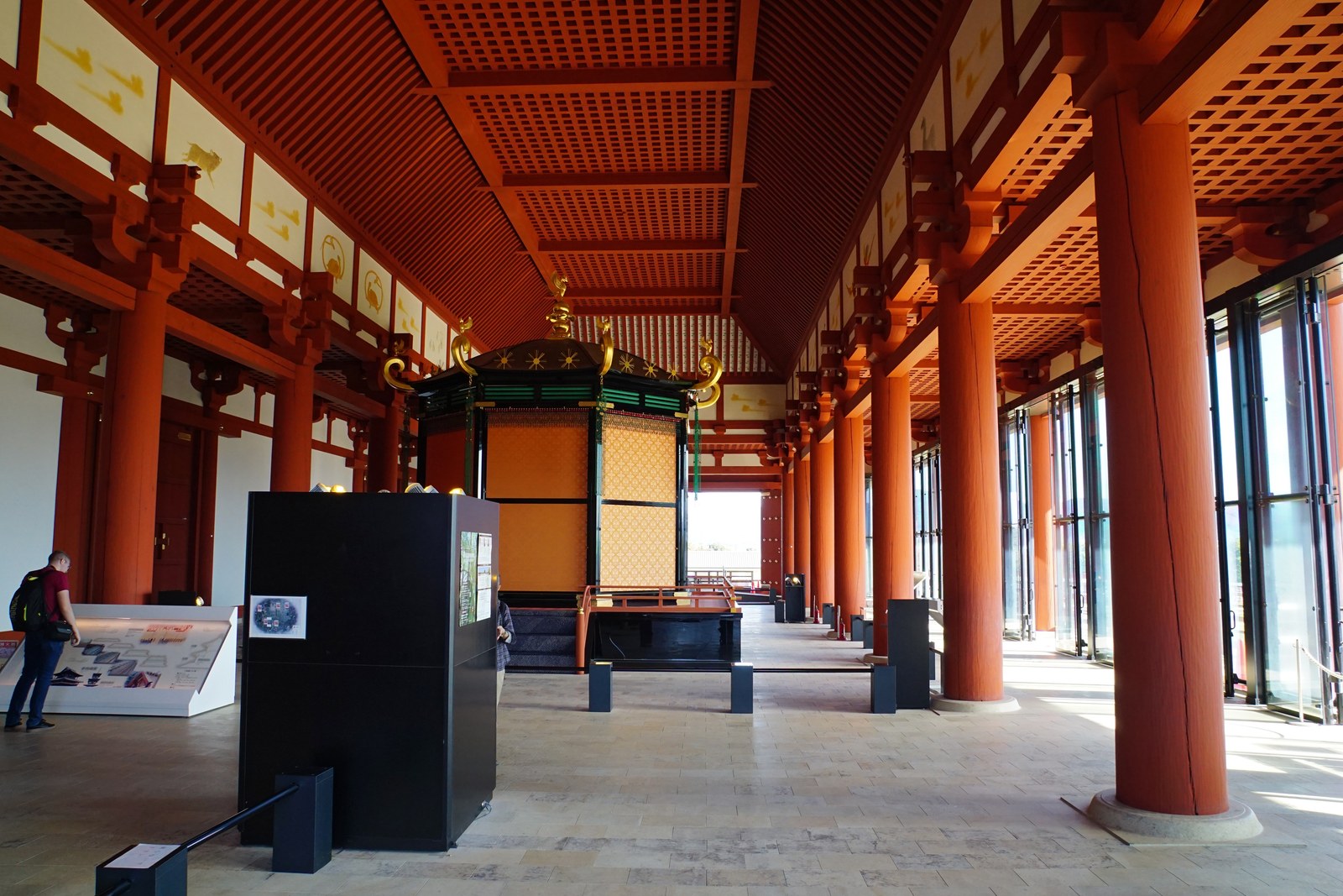 奈良の平城宮跡に復原された第一次大極殿の外観。瓦葺きの入母屋屋根と朱色の柱を持つ大型の宮殿建築