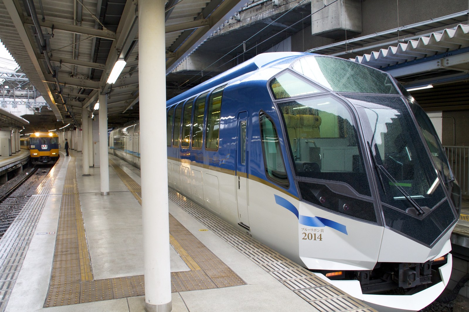 京都駅に停車する近鉄しまかぜ（50000系）。青を基調にした車体と、6枚のガラスを使った多面体の前面デザイン