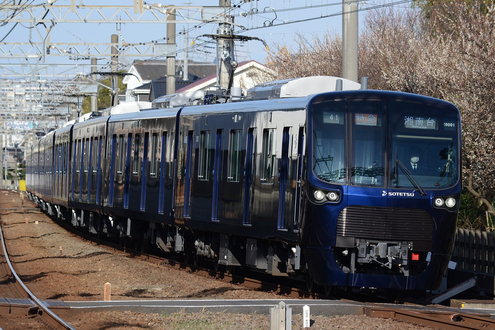紺色の車体の相鉄20000系の電車。行先表示は「特急 湘南台」