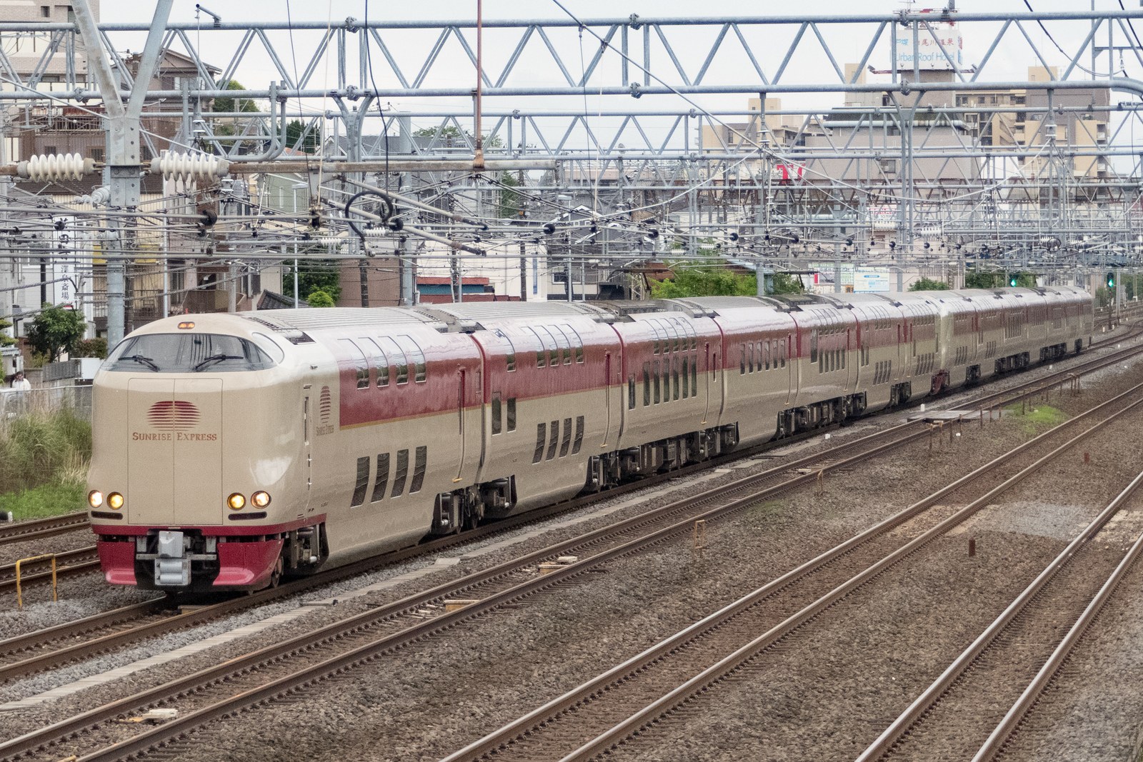 大船〜戸塚間を走るサンライズ出雲・サンライズ瀬戸（285系）。クリーム色にえんじ色の帯が入った車体