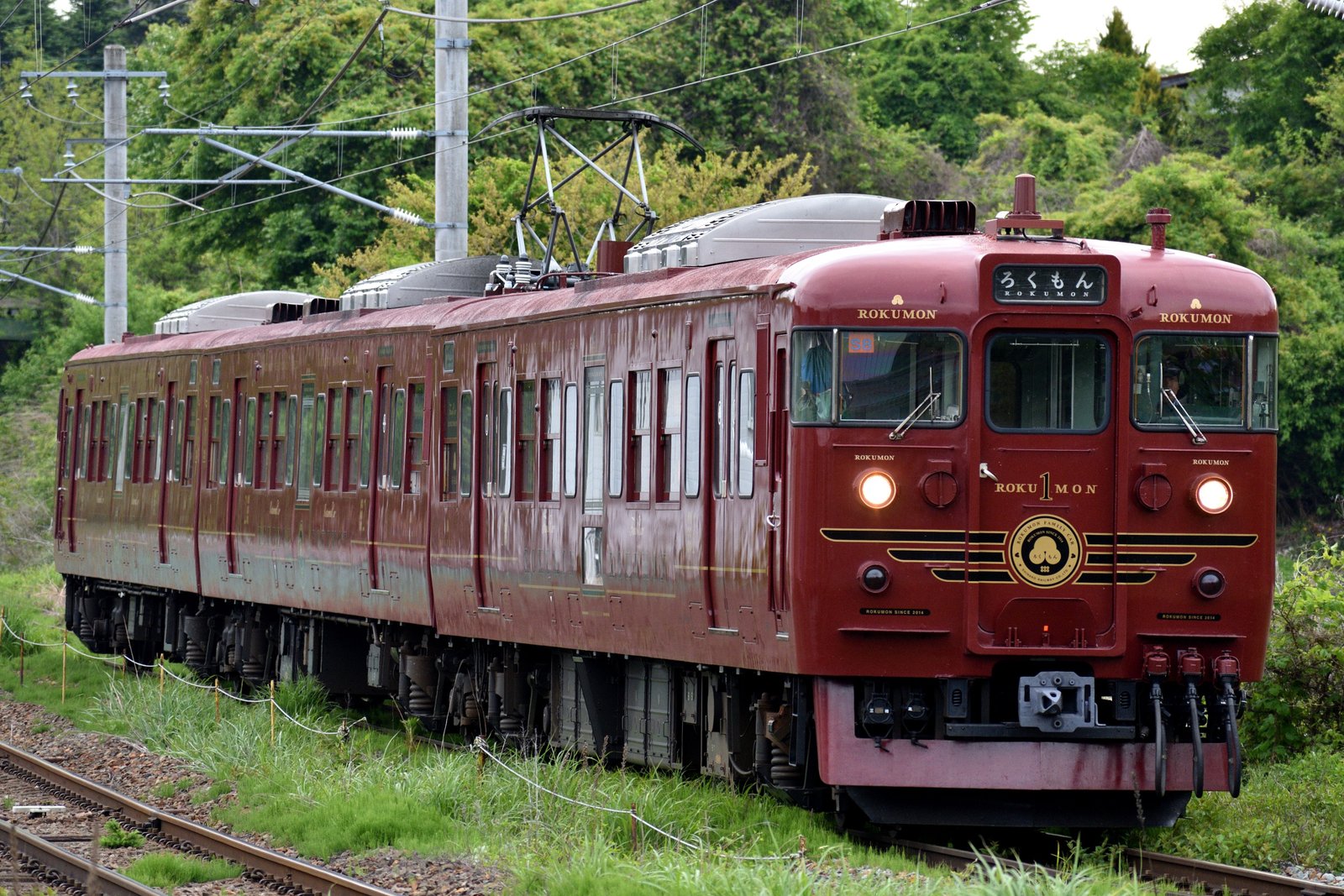 しなの鉄道線を走る赤い観光列車「ろくもん」
