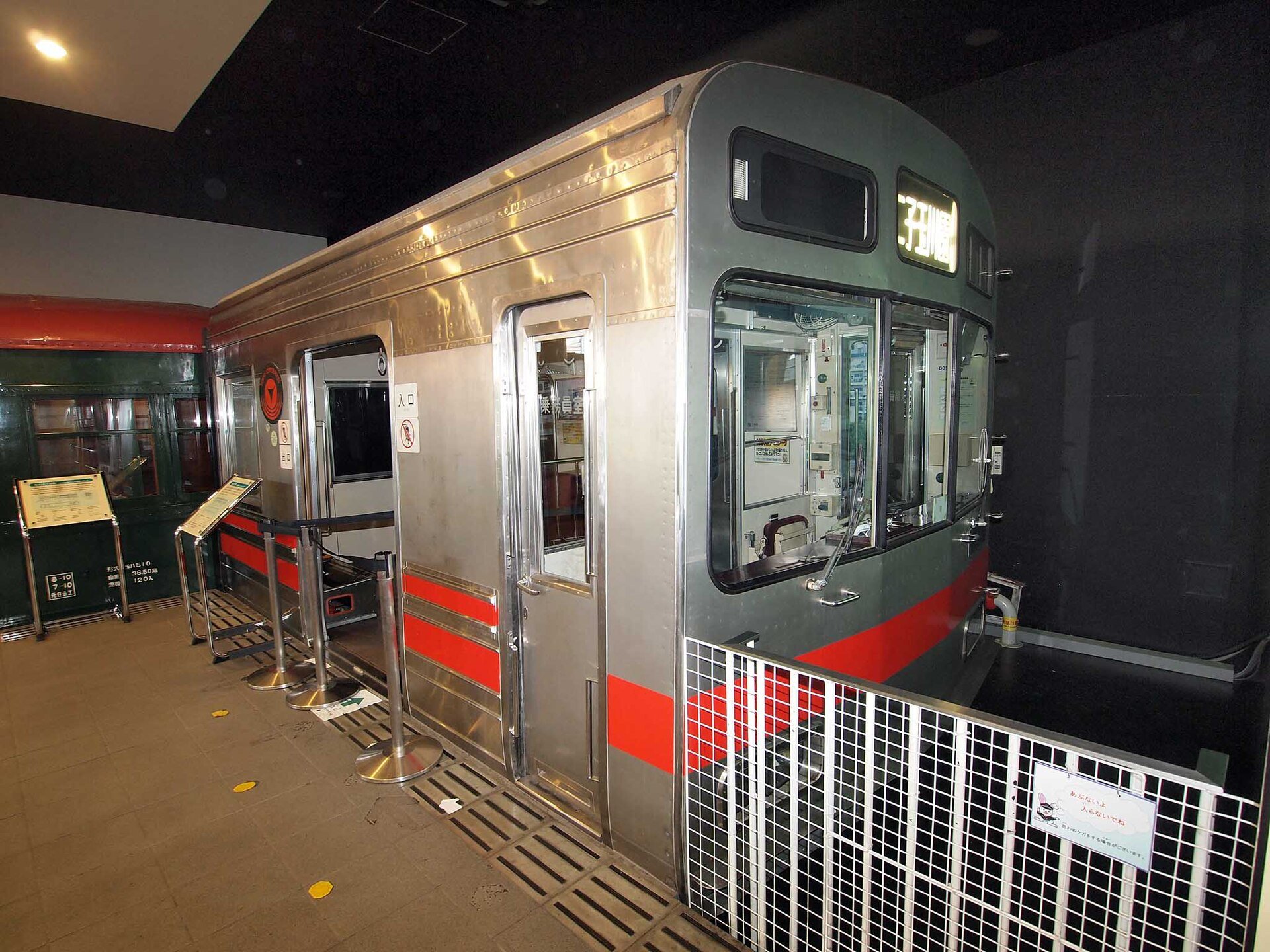 停車駅の行先表示を出した8090系運転シミュレーターの運転台