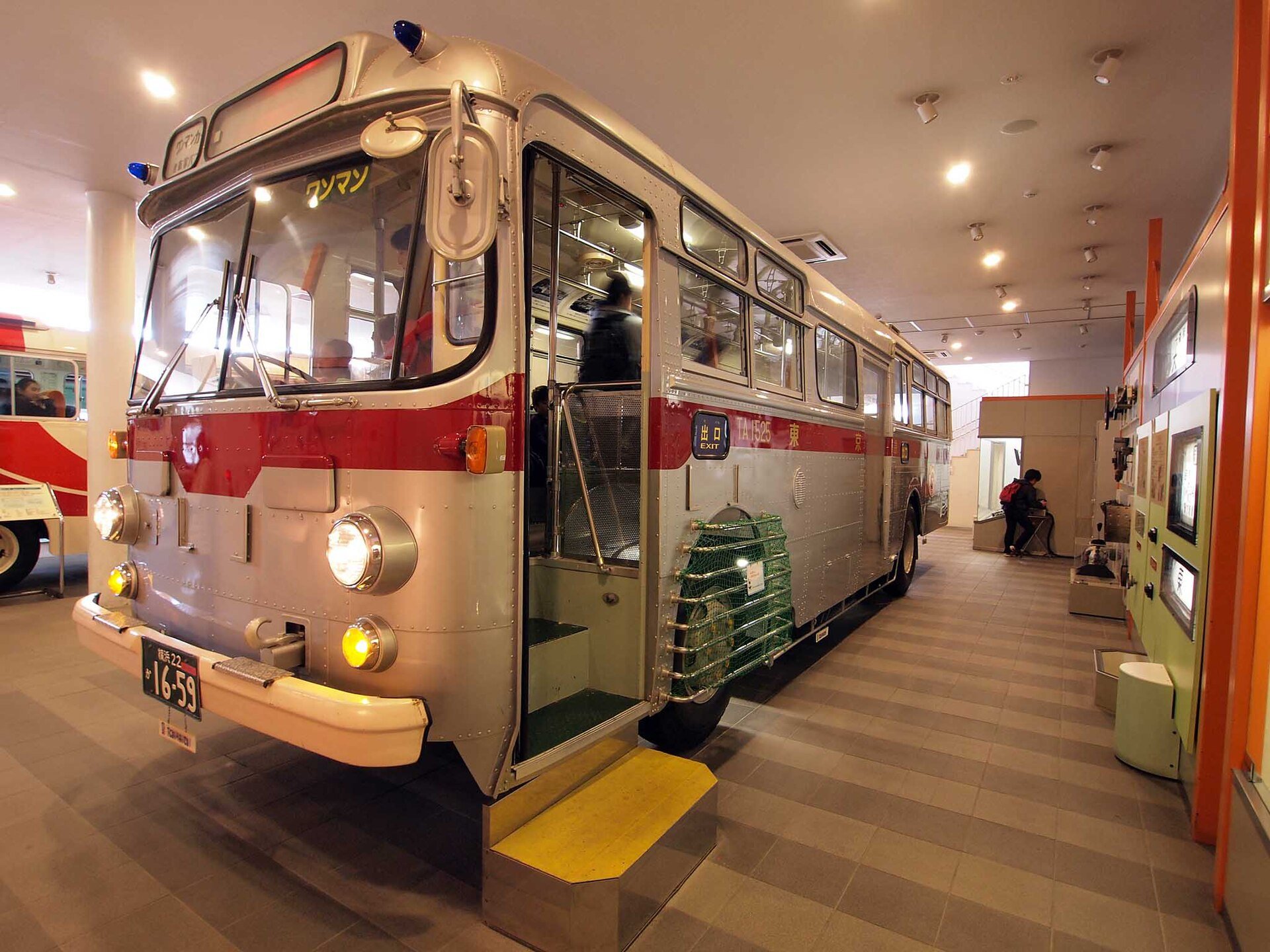展示されている日野RB10型の東急バス、銀色と赤の車体